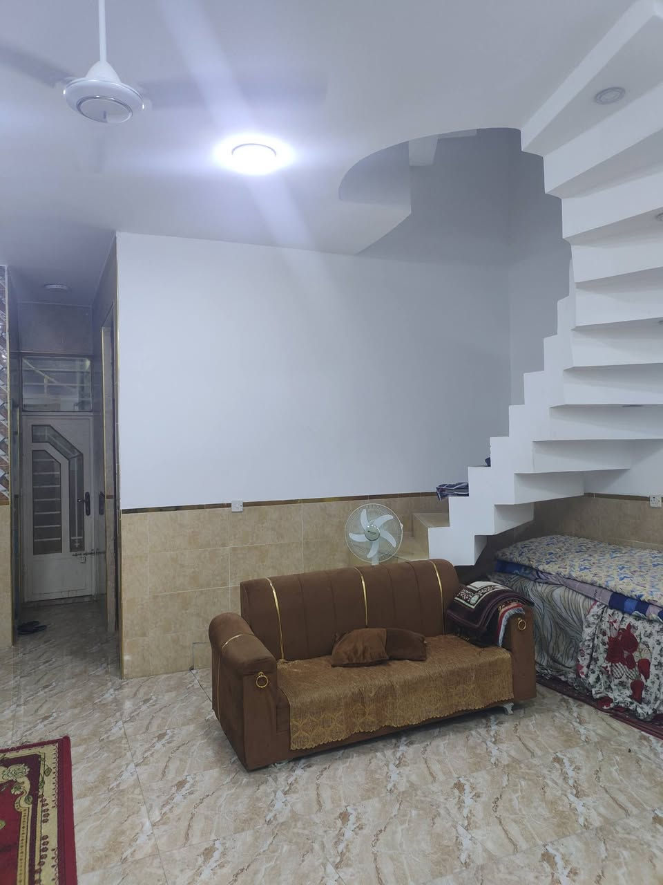 للبيع بيت طابقين ١٢٠ م واجه ٦ التحرير دور الضباط الثانيه قرب جامع الأنفال والفلكه الاخيره بناء حديث ٤ غرف النوم وصاله واستقبال ومطبخ معروض في مكتب النوارس للعقار للاستفسار خاص واتس اب ***********
