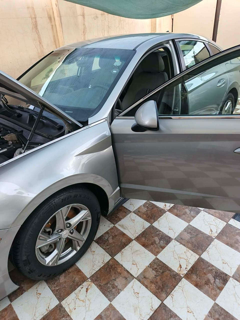 السلام عليكم
سوناته للبيع وارد موديل٢٢ حادثه جاملغ امامي جهة السائق مبدل وراجع نفس الون السياره كامله وجديده نص فول مكينه وكير وحداديه مكفوله رقم اربيل وكاله تحويل شرط السعر مناسب 
الاتصال على صاحب السيارة الرقم ***********

