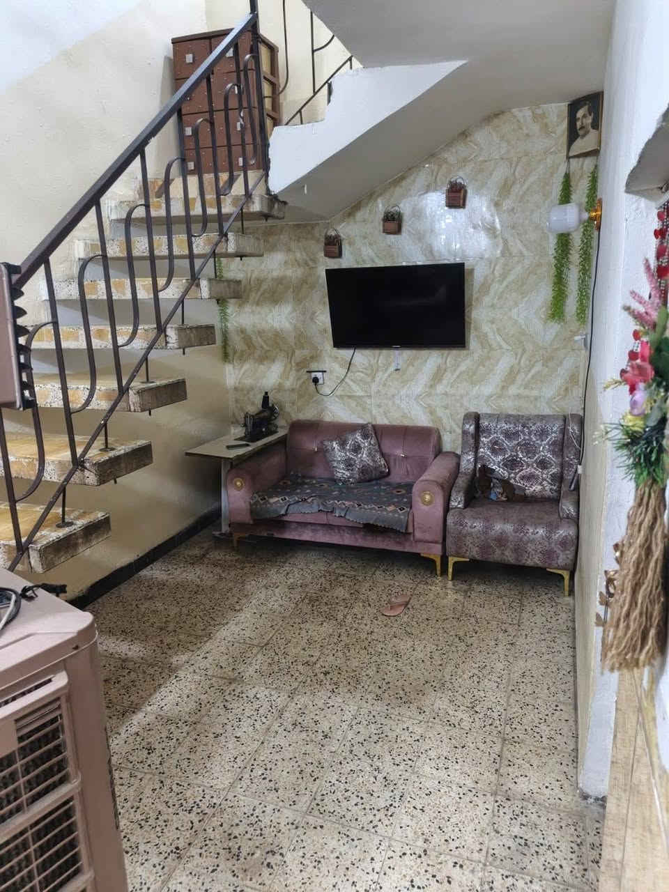 منطقه الحسينينه 28 مجاور السوق الكبير مساحه 107 مربع طابق ونص *********** مراسله واتساب
