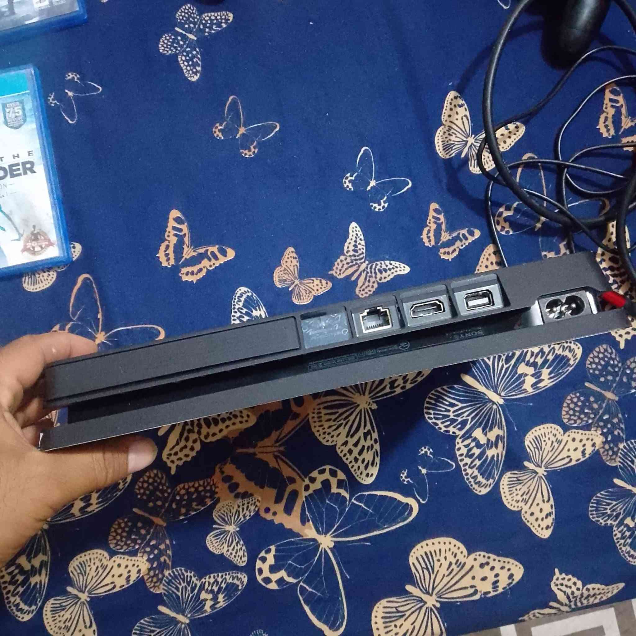 سلام عليكم بلي 4 سلم مهكر13/2  نضيف كلش موشم لوك ستيكر ما مفتوحبيه لعبه بيس وبيه 3 اقراص جيتي فايف وبيه كريتوس وبيه لعبه بعد يعني بيس وي الجهاز وبيه 3 اقراص مكاني البصره زبير ب 250@
