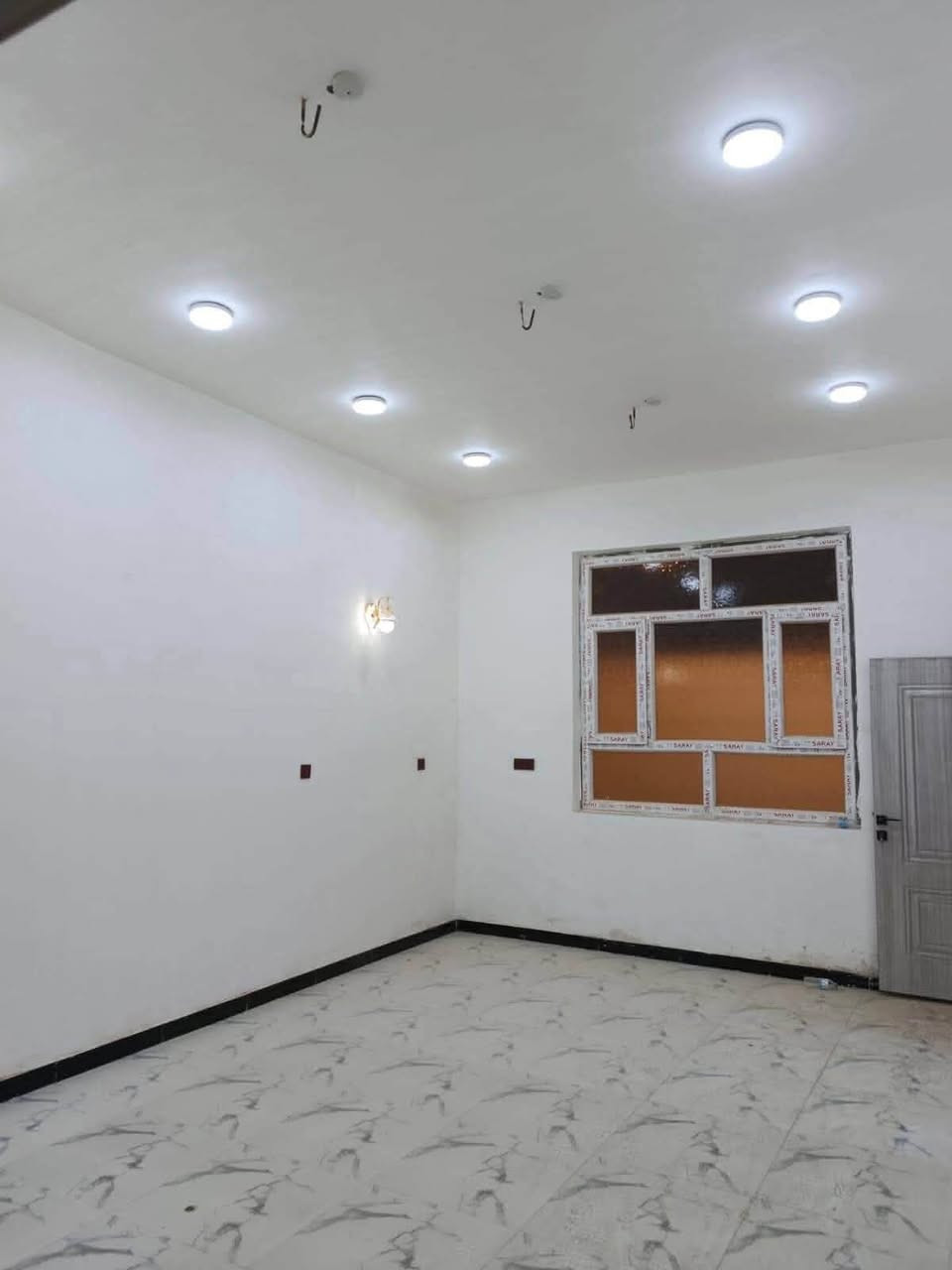 ⭕ بيت للبيع طابو زراعي سند 25 )(مشمول تطويب خدمات تبليط_)
⭕️المساحة 200  
⭕️العنوان الدار  / التقية الثالثة _داخل مجمع الروان النموذجي  
⭕️بناء البيت 2025
⭕️بناء  مسلح 
—————————————
           تـــفـــاصـــيـــل الـــدار 
(كونكريت مسلح )
⚜️ غرفتين 
⚜️صالة 
⚜️استقبال
⚜️مطبخ 
⚜️مجاميع صحية 
⚜️طارمة  
ــــــــــــــــــــــــــــــــــــــــــــــــ

للأستفسار خاص او  مراجعه مكتب 🏢 العاصمة للعقارات والمقاولات العامه العنوان ام الخيل ساحه الاحتفالات قرب البلديه الجديده

نص مكتوب في الصور:
- ***********