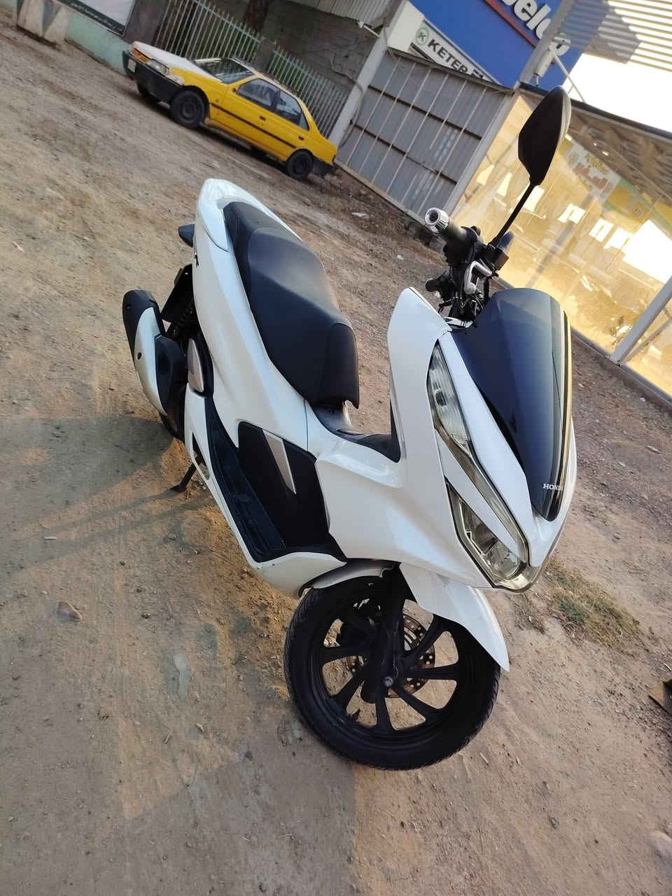 السلام عليكم PCX جيل ثالث كوري دراجة نظيفة ومرتبة نصبتها حلوة من نزلتها لحد الأن اديرلها فقط دهن موتل وبانزين محسن من عشق بغداد وكل شي بيها جديد مكاني بغداد المدينة السعر مليونين و100 الرقم***********
