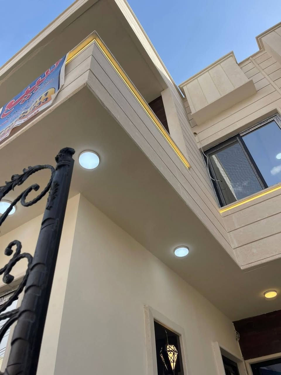 دار للبيع 🏠 

الموقع 📍 حي الصديق الأولى.قريب من جامع المهيمن. 🕌

المساحة.  115 متر ✳️. واجهة 6 ❇️. 

بناء حديث زيرو تسليم فوري فارغ 🔑 

شارع تبليط 🛣️ 

اتجاة الدار شروق 🌞 

تفاصيل الدار 👉. طابقين كاملة ✅ 

الطابق الارضي مكون من /غرفة نوم /هول مفتوح على الاستقبال/ مطبخ /صحيات /كراج /مناور ✨ 

الطابق الثاني مكون من/ غرفتين نوم/ هول/ صحيات/ بيتونة/بلكونة ⭐ سطح كاشي ⚡ 

نظام دكتات وسبالت ⚡ سقوف ثانوية جبسن بورد الطابقين كاملة ✅ واجهة حلان ✨

كما هو موضح بل الصور 📸  للاستفسار اكثر عن العقار الاتصال على الارقام التالية 👇 

***********📱

***********📱

***********📱

مكتب السماك لتجارة العقارات 👉. عنوان المكتب 📌 حي الصديق بعد مرطبات البحرين سائدين الصديق الرئيسية مقابل مدرسة  العقول المبدعة الأهلية 👉
