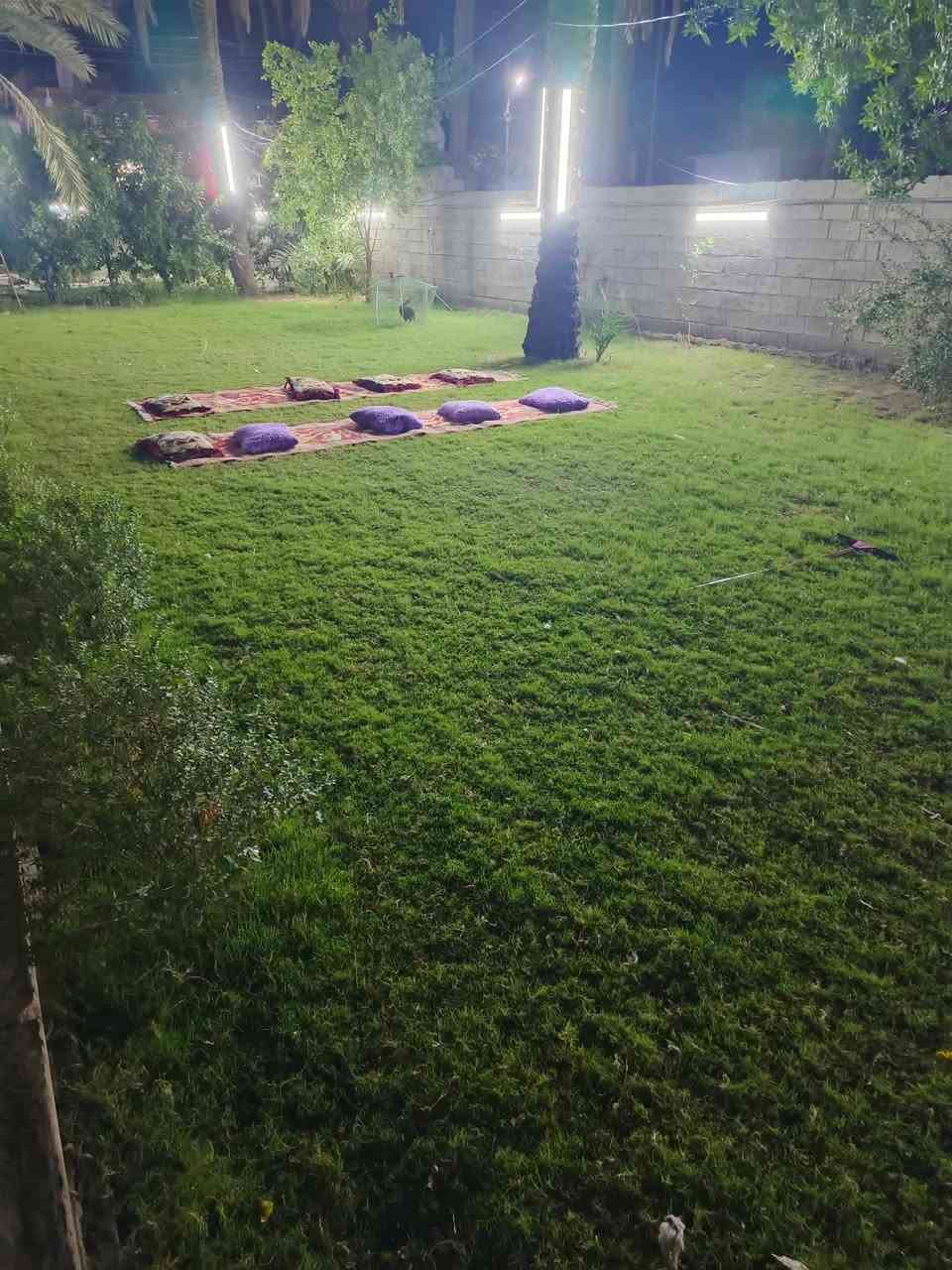 دار في بوب الشام مساحة 950متر مساحة البناء 210منطقه كامل خدمات تبليط مجاري كهرباء ارصفه زراعي سند ١٧ مشمول بلتطويب صاير عله شارع رئيسي يحتوي على ثلاث غرف نوم استقبال كبير مطبخ حار وبارد حديقه اماميه وخلفيه ***********
