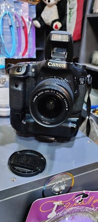 Canon EOS 7D معا كامل ملحقاتها وستاند مالتها   مطلوب بيها 600 وبيها مج...