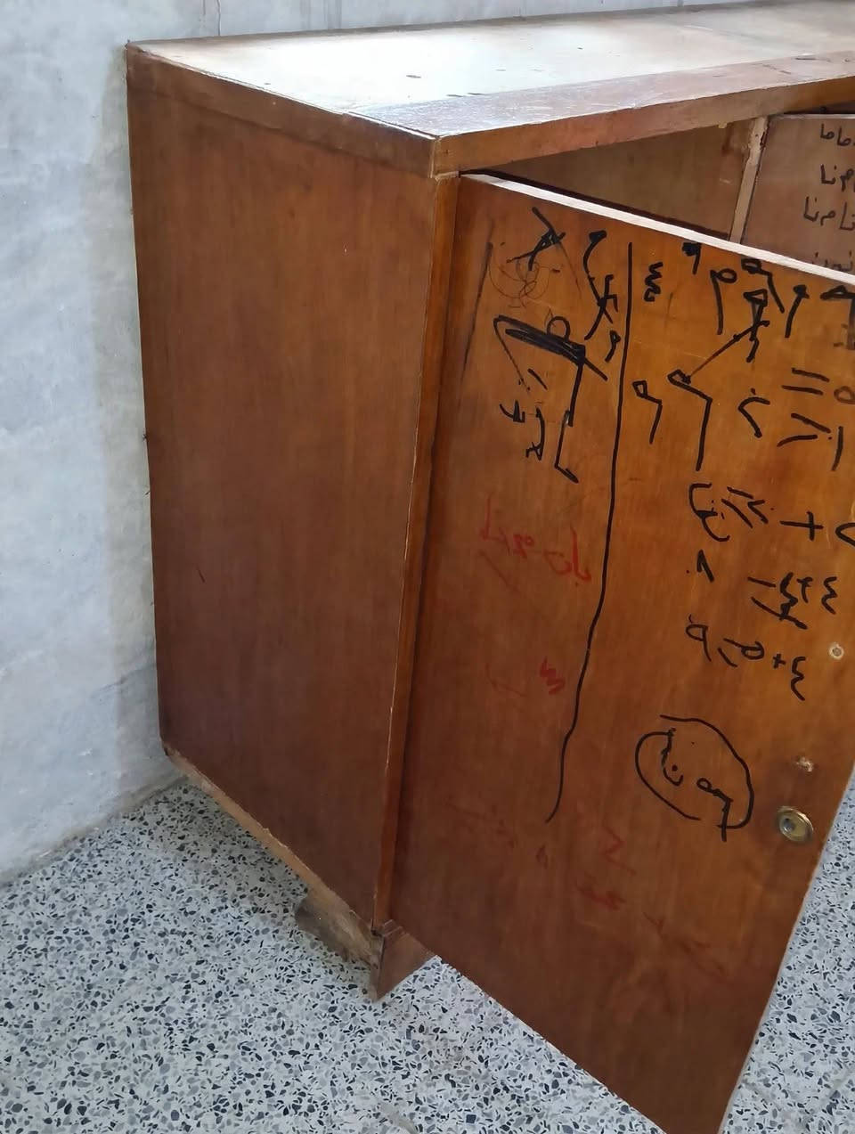 غرفه اخشاب • مستعمل • عاجل