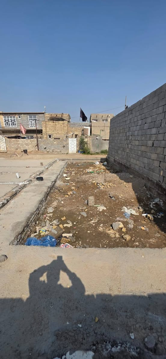 قطعت ارض البيع 180 متر بناه 120 والباقي حديقه رفت مجاري كامله وره المعارص تبعد عن الشارع 300 متر السعر 20 وبيه مجال انشالله 👋🌹*********** الاتصال
