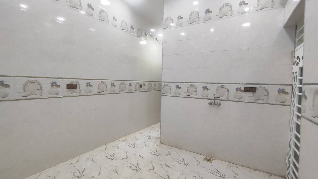 دار للبيع المساحه 100 متر بناء درجه اولى وحديث حي الغدير قرب مدرسه جبل الصبر رقم الهاتف ***********
