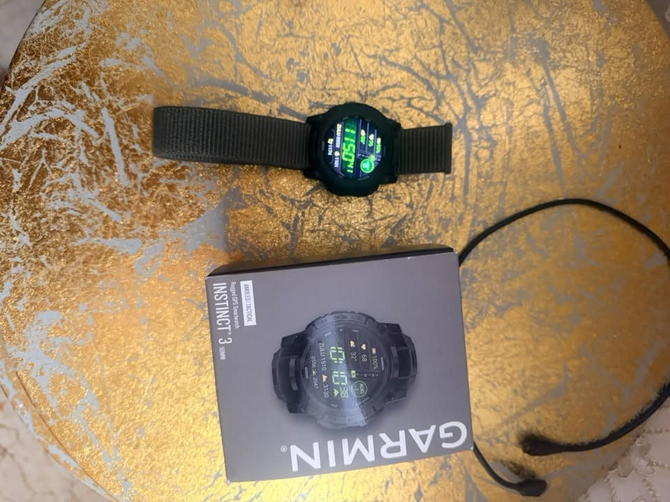 Garmin Instinct 3 AMOLED ساعة اصلي وكاله مستخدم شهرين فقط مشحونه 4 مرات وياه سير كتان اصلي السعر 700 الف ***********

