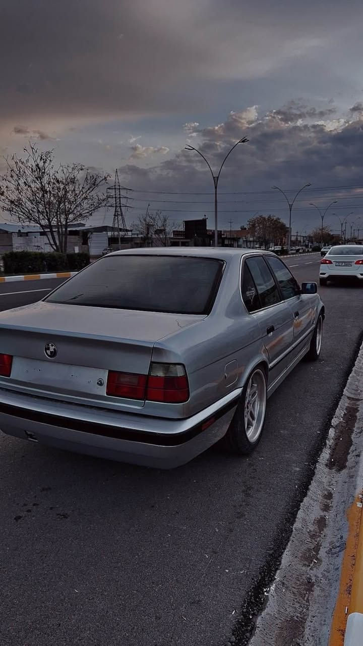 سلاوی خواتان لێبێت 
Bmw 525i 1992  
گێر ئۆتۆماتیک گێر و مەکینەی تازەیە  
مەکینە عەدل 
کوشن جلد 
چوار جام کارەبایی 
*********** كركوك, العراق
