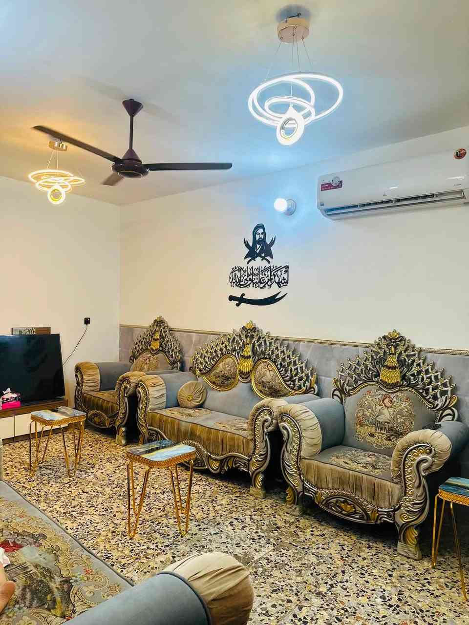 تخم ملكي👑 عشر مقاعد بسعر 400 
غرفه اخشاب تركيــه 350
ثلاجه بسعر 275
(اثاث بيت نضيفات)💐
للاستفسار ***********موجود واتساب ☎️
