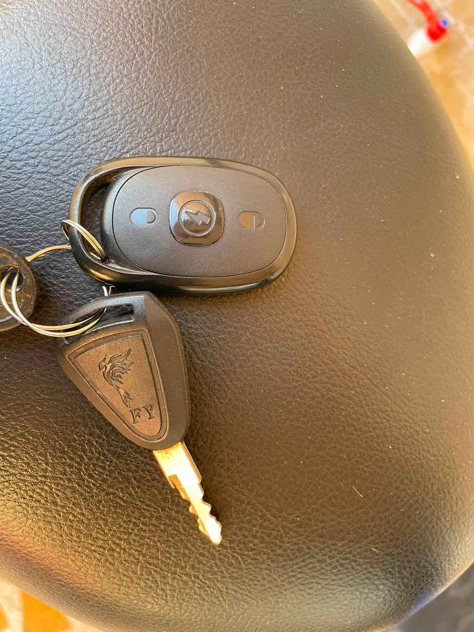 دراجة شحن ألماسة نظيفة جداً 💎
✨ المواصفات:
 🔋 البطاريات: 5 بطاريات أصليات (مبدلات جديد) مع شاحنة ذكية.
 🖥️ الشاشة: الغلاف مال الشاشة غير موجود،بس مماثر  أبداً على الشاشة.
 ⚡ الأداء: 4 سرعات مع مثبت سرعة (تمشي 70).
 🛡️ الملحقات: تحتوي على بصمتين (نظام تشغيل عن بعد وقفل للحماية) مع سويجين اثنين.
💰 السعر: 290 ألف
📍 المكان: أربيل - زانكو 94
📞 للإتصال : ***********
