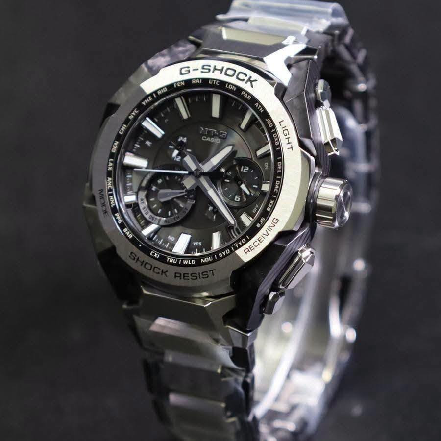 حصرياً لدى السيد للساعات 
السعر 1,500,000
Casio G-Shock MT-G Series 
وهي واحدة من السلسلة الفاخرة اليابانية MT-G التي تجمع بين المتانة الفائقة والتصميم الهيكلي الأنيق باستخدام مزيج من المعدن وألياف الكربون. تم تطوير هندسة هذه السلسلة الفريدة بالتعاون مع تقنيات الذكاء الاصطناعي لتحسين توزيع الوزن وزيادة مقاومة الصدمات.
 كافة التفاصيل، المواصفات، والمميزات الأساسية لهذه الساعة:
. التقنيات الذكية والاتصال (الأعلى تعقيداً)
• اتصال ذكي (Bluetooth® Mobile Link): تتصل الساعة لاسلكياً بالهاتف الذكي عبر تطبيق CASIO WATCHES. يتيح ذلك ضبط الوقت تلقائياً بدقة متناهية، وإعداد الساعة بسهولة، وميزة "الباحث عن الهاتف" (Phone Finder).
• التحكم اللاسلكي بالموجات (Multi-Band 6): تستقبل الساعة إشارات راديو لمعايرة الوقت تلقائياً من 6 محطات بث حول العالم لضمان دقة متناهية حتى بدون هاتف.
• نظام الطاقة الشمسية (Tough Solar): نظام شحن متطور يعمل بالطاقة الشمسية أو أي مصدر ضوء آخر، مما يلغي الحاجة لتغيير البطارية دورياً.
2. البنية والمواد التصنيعية (هندسية متقدمة)
• هيكل حماية النواة المزدوجة (Dual Core Guard): هيكل متطور يدمج بين الراتينج المعزز بألياف الكربون والفولاذ المقاوم للصدأ (Stainless Steel) لحماية الآلية الداخلية من أقوى الصدمات.
• حزام مركب من طبقات (Layered-Composite Band): سوار فاخر مصنوع من قطع معدنية مدمجة مع قطع الراتينج ليوفر وزناً خفيفاً وملمساً مريحاً على اليد مع الحفاظ على المظهر الصلب.
• زجاج ياقوتي (Sapphire Crystal): زجاج فائق النقاء ومقاوم للخدش بنسبة عالية جداً، مزود بطبقة طلاء مضادة للانعكاس لرؤية واضحة في مختلف ظروف الإضاءة.
3. الوظائف الرياضية واليومية (متوسطة التعقيد)
• التوقيت العالمي المتعدد: يدعم 38 منطقة زمنية (تغطي 27 مدينة رئيسية + التوقيت العالمي المنسق UTC)، مع خاصية التبديل التلقائي للتوقيت الصيفي (DST).
• التقويم التلقائي الكامل: يعرض التاريخ واليوم بدقة ولا يحتاج للتعديل حتى في السنوات الكبيسة.
• مؤقت وساعة إيقاف (Stopwatch): لحساب الوقت بدقة أثناء التمارين أو الأنشطة اليومية.
4. المواصفات الأساسية (الأبسط)
• مقاومة الماء حتى 200 متر (20 Bar): تجعلها مناسبة جداً للسباحة، الغوص السطحي، والأنشطة المائية القوية.
• إضاءة LED عالية السطوع (Super Illuminator): تضمن قراءة الوقت بوضوح تام في الظلام الدامس.
• عقارب مضيئة (Neobrite): طلاء فوسفوري على العقارب والمؤشرات يضيء في الظلام بعد تعرضه القصير للضوء.
