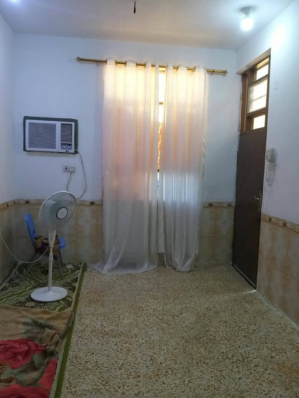 سلام عليكم اخوان متوفر دار سكن للبيع منطقة ال جايد زراعي خلف الخشابه مساحة ١٣٥م الواجهه ١٠م والباقي نزال. غرفتين وصاله ومطبخ وبراني.وصحيات  بناء  مسلح  جاهز للسكن. السعر ٥٥ وبي مجال استفسار اكثر اتصال*********** أو واتساب
