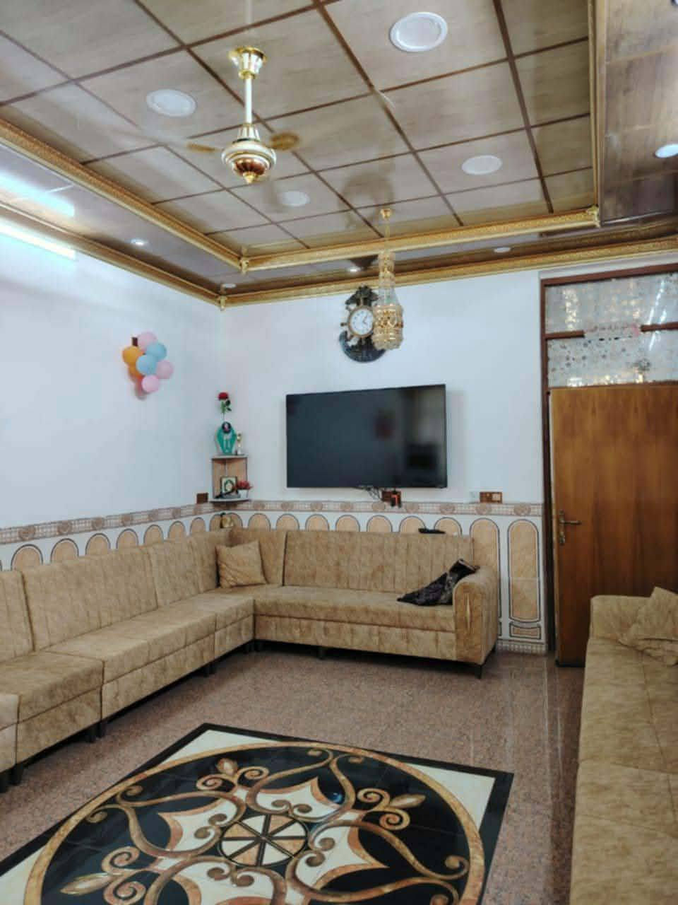 سلام عليكم دار البيع مساحته 150 طابو زراعي اميري البيت طابق ونص طابق ارضي غرفه نوم صاله ستقبال مطبخ صحيات خرجيه ودخليه وكراج طابق الفوك غرفه نوم وصاله البيت جص وبورك كهرباء بوري مشتغله البيت فول الموقع بعقوبة التحرير حولي قرب جامع المدينه المنوره السعر 95       ***********.        ***********
