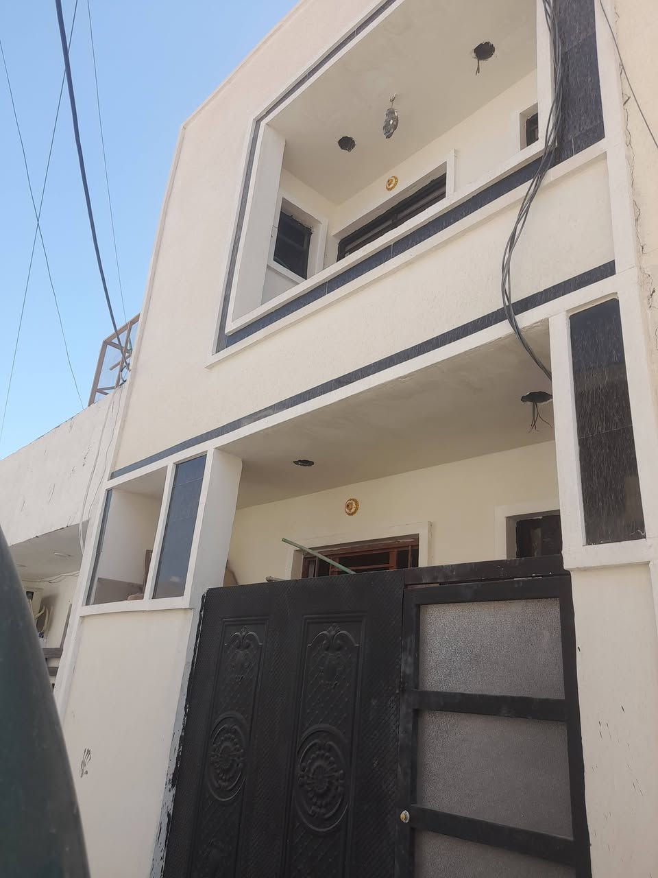 دار زراعي ٥٠م طابقين بناء جديد واصل لتشطيب منطقه سكنيه متكامله خدمات مي خطين مجاري رئيسيه كهرباء وطنيه ومولد شوارع تبليط 
سويب كاع حجي عماد 
الطابق الاول 
استقبال ومطبخ وخدمات وطابق ثاني غرفه وسطح صغير وبيتونه وسطح ثاني 
السعر ٤٢
ويرهم قسط 
مقدمه 
الاتصال 
وات ساب 
***********
