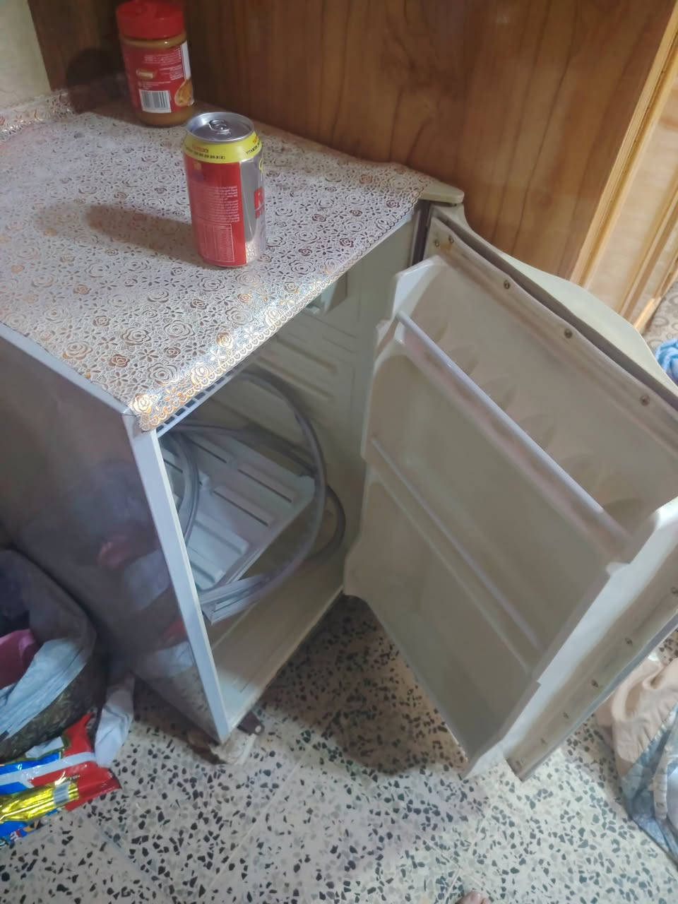 عندي ثلاجة شغالة وتجمد بس الربل مال الباب مشلوع والسعر 60 الف
***********📞
***********📞
