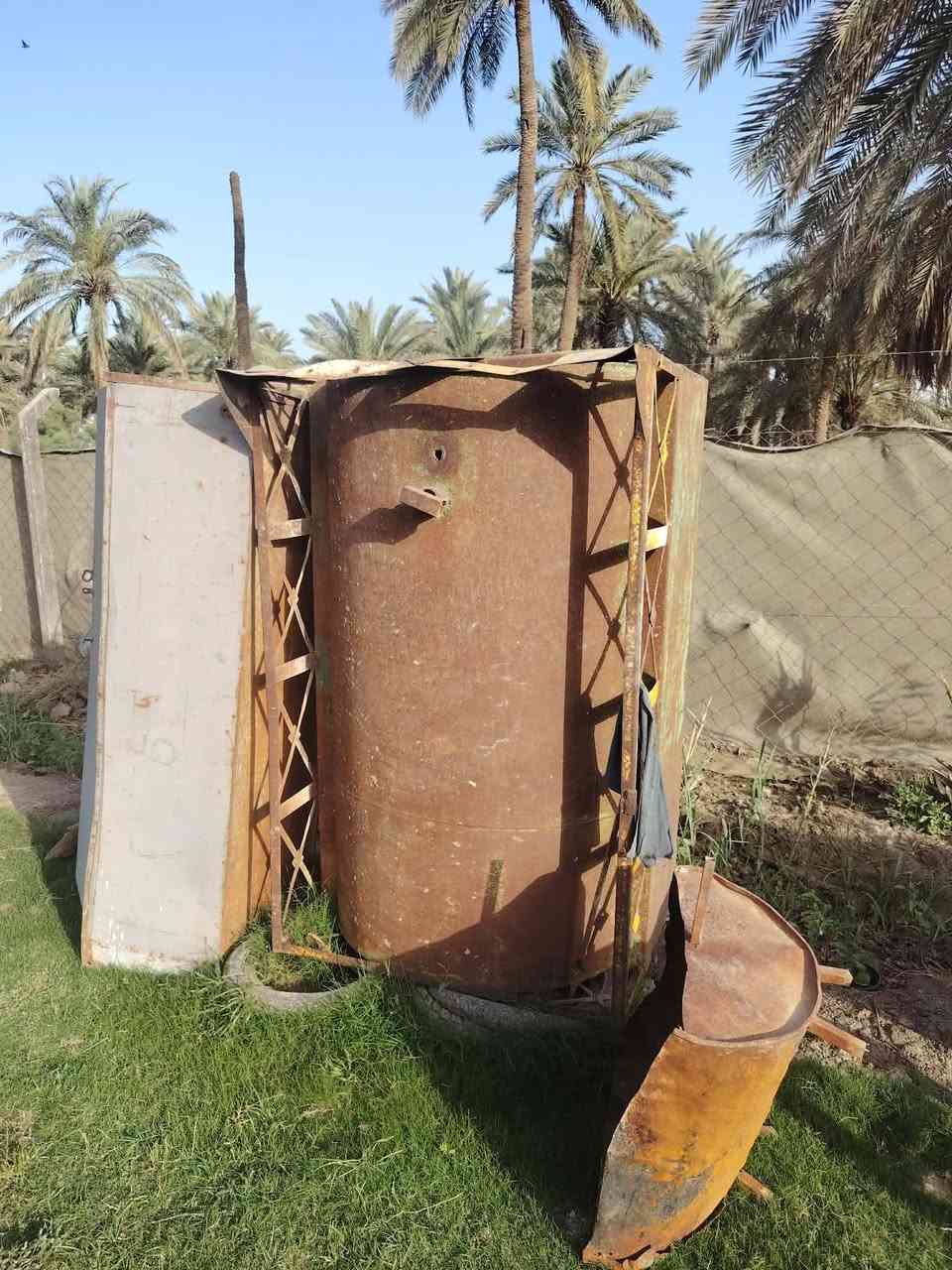 قناني غاز صغار مفيدات كلش للبيت للسفر 
السعر ٣٥ الف ثنينهن وبيهن مجال بسيط 
وتانكي حديد ثقيل جدا ياخذ اكثر من ١٠٠٠ لتر 
السعر ١٥٠ وبي مجال بسيط 
للاستفسار 
***********
