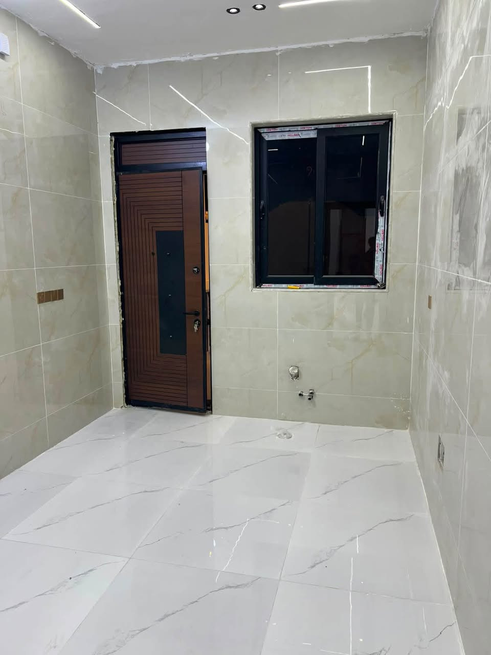 🏡🔥 دار للبيع – بغداد / المدائن / حي التصنيع 🔥🏡

📍 الموقع: حي التصنيع، أول بلوك، وقريبة كلش من الشارع العام.

📐 المساحة: 150 متر
📜 الملكية: طابو صرف
🏠 عدد الطوابق: طابقين
🛏️ غرف النوم: 4
🚿 الحمامات: 3

✨ مواصفات الدار:
🔹 بناء وتشطيب درجة أولى، فول الفول
🔹 صب رفت
🔹 أرضيات بورسلين قياس 80×80
🔹 الحمامات والمطبخ لوح هندي قياس 120
🔹 ألمنيوم تركي
🔹 شغل نظيف ومواد مستخدمة درجة أولى
🔹 موقع ممتاز وقريب من الشارع العام

💎 دار مرتبة وفخمة، جاهزة للسكن فوراً

📞 للجادين فقط، السعر والتفاصيل على الخاص.

***********
