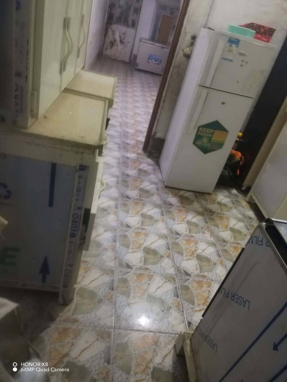 بيت للبيع المساحه 150متر السعر 22 وبيه مجال للشراي يدلل طابقين 2 غرف نوم وصاله واستقبال ومطبخ وصحيات خارجية وداخليه موقع البيت حي الزهراء على شارع الشريفات مراجعة الرقم *********** البيت حاليه فارغ يوجد لدينا عقارات اقصاد ونقد وقطع

نص مكتوب في الصور:
- O HONOR X8
- ● 64MP Quad Camera
- 64MP Quad Camera