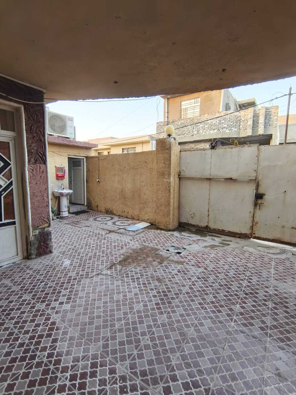 السلام عليكم ورحمة الله وبركاته بيت للبيع  المكان حي الحكيم  نزله حلاقه الباشا
المساحة 150متر مربع طابقين 
الطابق الاول طابوق صحيات صاله استقبال غرفة مطبخ حار مثل ما موضح بالصور +حمام 
الطابق الثاني غرفتين وصاله و بلكون 
السعر 55مليون وبي مجال 
الاستفسار الاتصال على الرقم: ***********
