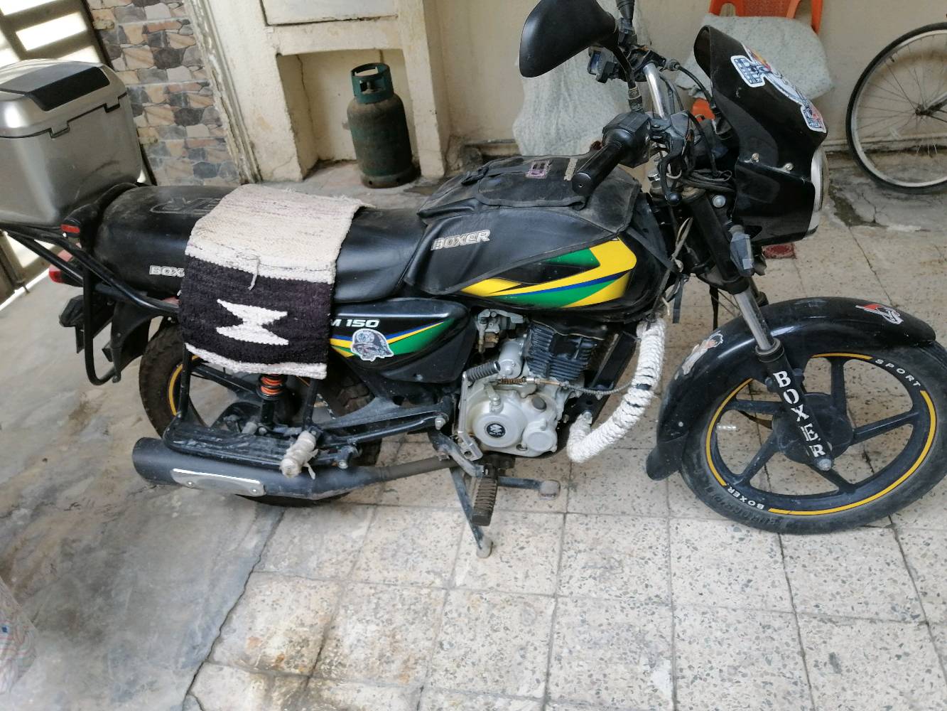 السلام عليكم شباب.. للبيع دراجة باجاج بوكسر 150 (Bajaj Boxer) موديل 2022 ونظيفة جداً وبحالة ممتازة.

المواصفات والنظافة:

الموديل: 2022.

الأوراق: مرقمة كربلاء، سنوية كاملة وجاهزة لوكالة أو تحويل مباشر.

المحرك: 150 سي سي، محرك بلاد بحالة الوكالة، ناعم جداً وبحالة ممتازة (شلعته وتكبيسه توب والتجربة خير برهان).

التشغيل: سلف كهربائي شغال من أول دكمة + هندل احتياط.

الكهربائيات: كلها شغالة وجاهزة (أضواء، إشارات، وهورن).

الإضافات والتعديلات:

مجهزة بـ صندوق خلفي سعة كبيرة للأغراض والمتاع.

غطاء مقعد (كشن) مريح ومميز.

الدراجة مكحلة ومعدلة ترتيبات حلوة ونظيفة مثل ما واضحة بالصورة.

المكان والسعر:

المكان: بغداد - الحرية الثالثة.
واتساب فقط 077‪03952463

السعر المطلوب: 1.750.000دينار) وبيه مجال بسيط للشراي المحمل والجاد