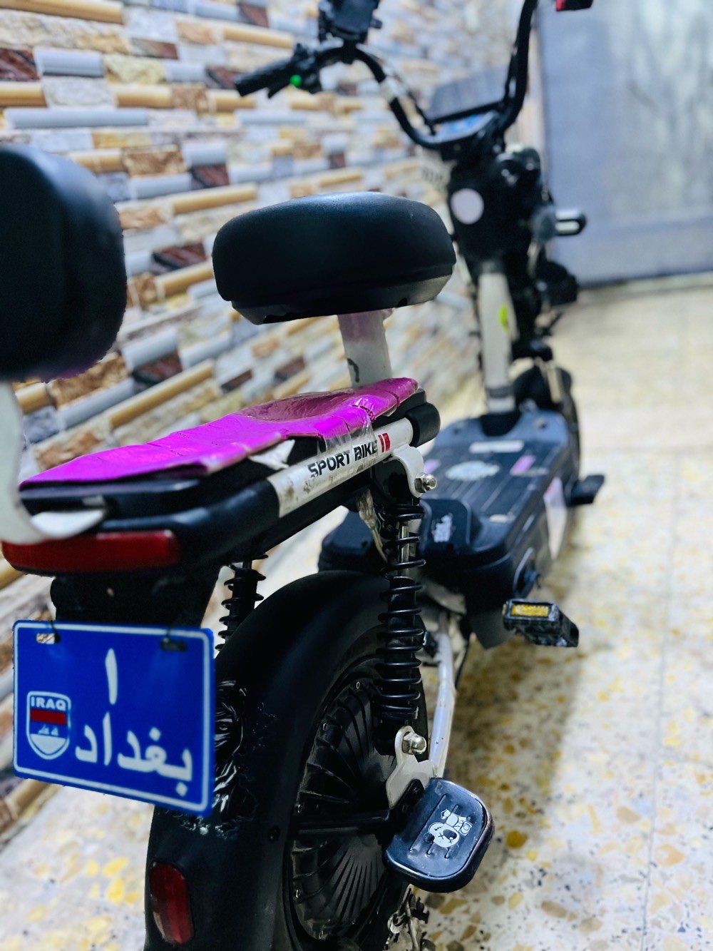 سلام عليكم دراجة للبيع سعره ٢٢٠ بيها مجال نظيفة ما بيها شي تمشي 60 العنوان البياع الشرطه رقم ***********