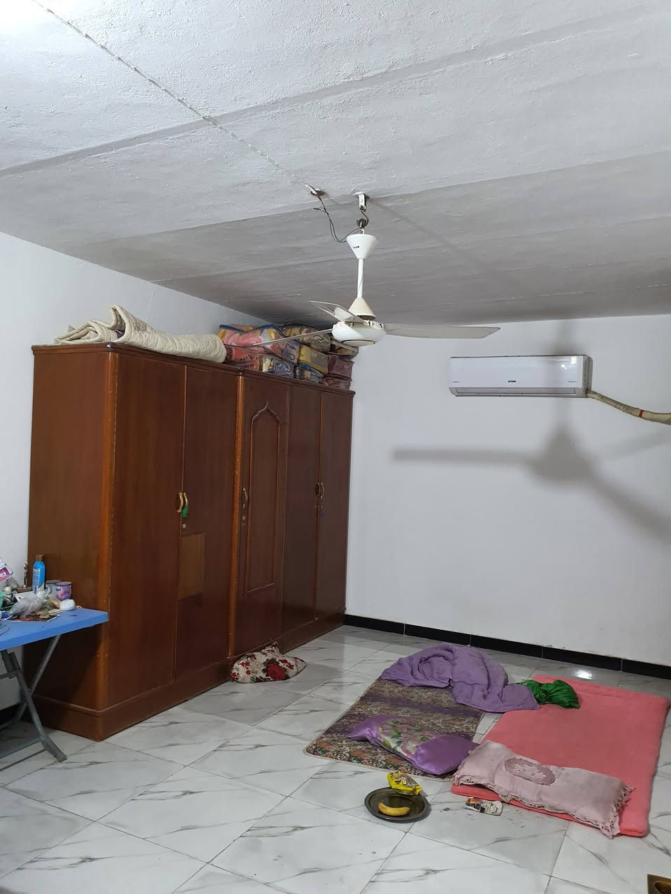 ***********
بيت ٢٠٠ متر اعكادة طابق ونص ٤ غرف ثنين فوك وثنين جوا 
بالعرضات مقابل مدرشة الشام الي بصف شؤون المرأة داخل الافرع
السعر ب١٧٠ وبي مجال

