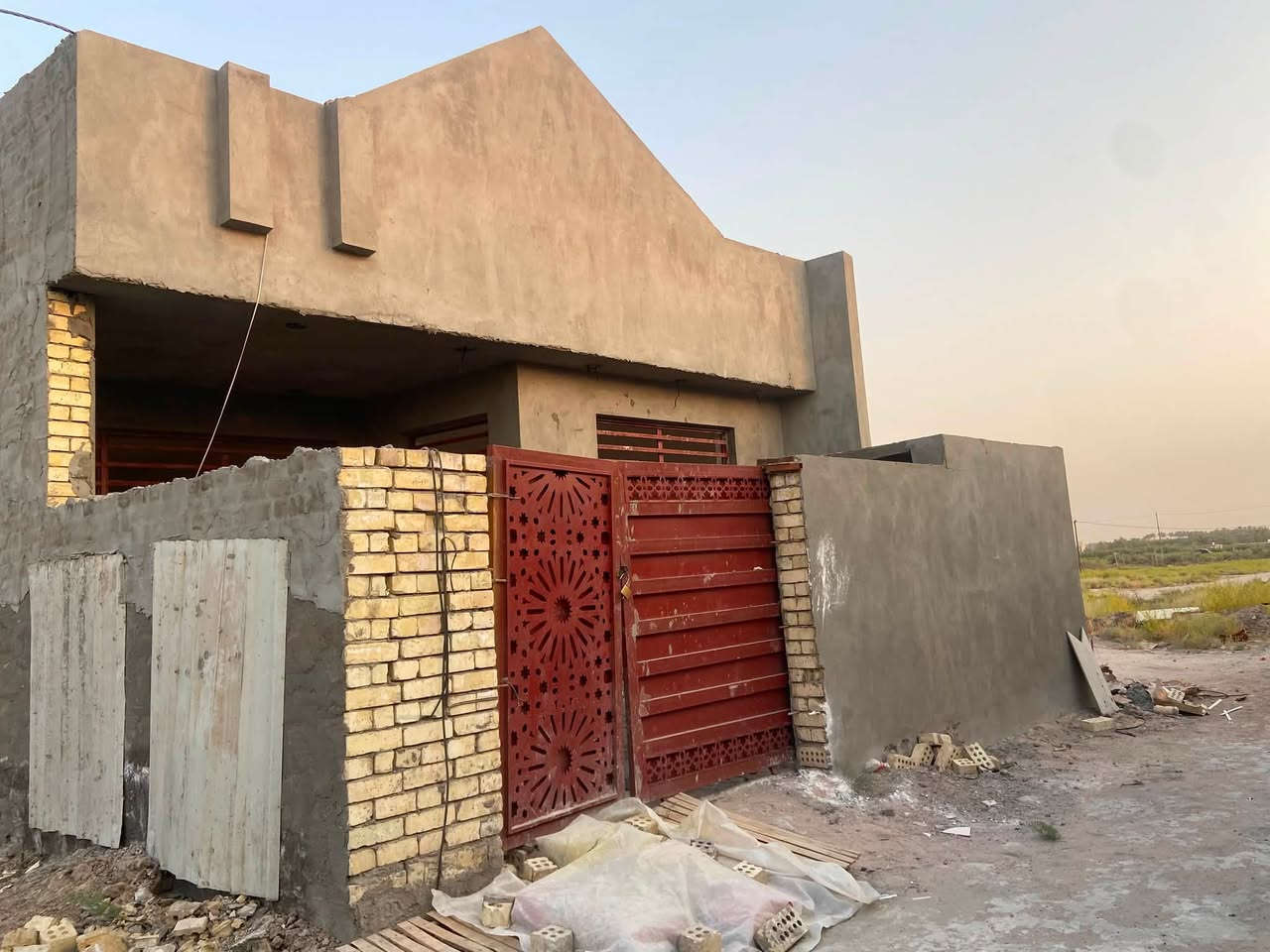 سلام عليكم
بيت 🏠 لبيع 

مساحة ١٥٠ متر 

وجهة ٧:٥٠ Xنزال ٢٠ متر 

موقع : الدورة هورجب شارع المنتجع 

تفاصيل البيت البناء طابوك غرفة خطار مطبخ صالة داخلية غرفتين نوم حمامات  علمن تبليط لباب مي كهرباء 
الاتصال :***********3 ابو حمزة
