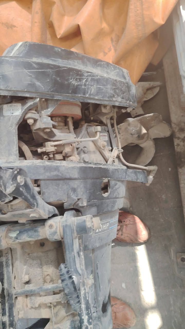ماطورات زوارق عددهن 12 ابيعهن كلهن سويه سعر الواحد 250 وبيه مجال رقم *********** مكان بغداد النهضة شارع الهادي
