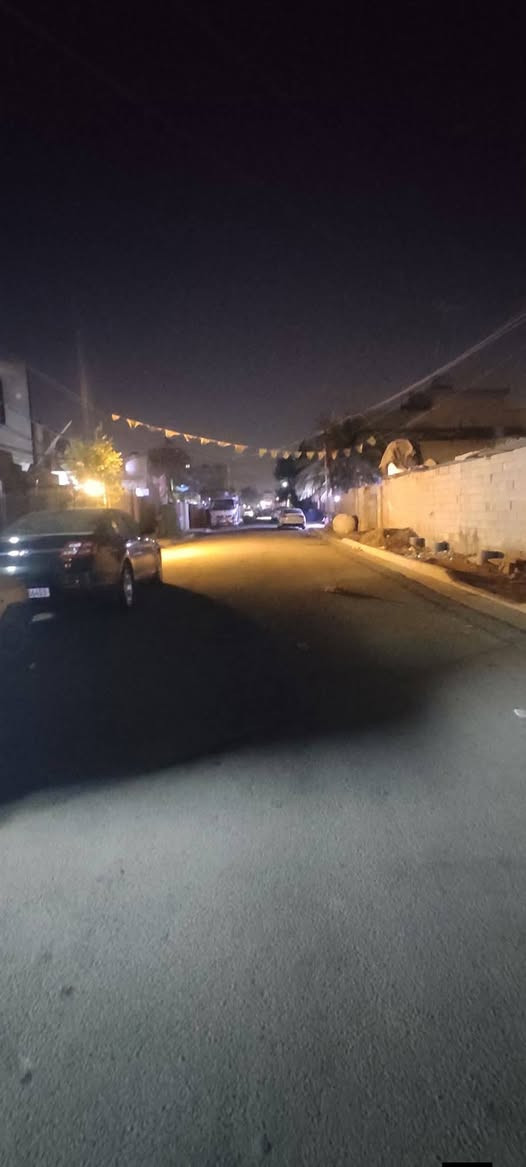 سلام عليكم توفر عندي بيت بصف رگن  بلديات معسكر قرب صوره سيد قريب الصحفيين مساحه البيت 220متر  جبها 10. نزال 22.  البيت طابق واحد منطقه كامله كل الخدمات مي مجاري كهرباء تبليط بيت مكاتبه فقط توضيح سقف البيت مترتين و80 سم  الاستفسار اكثر ***********رد واتساب ماسنجر حسن للعقار
