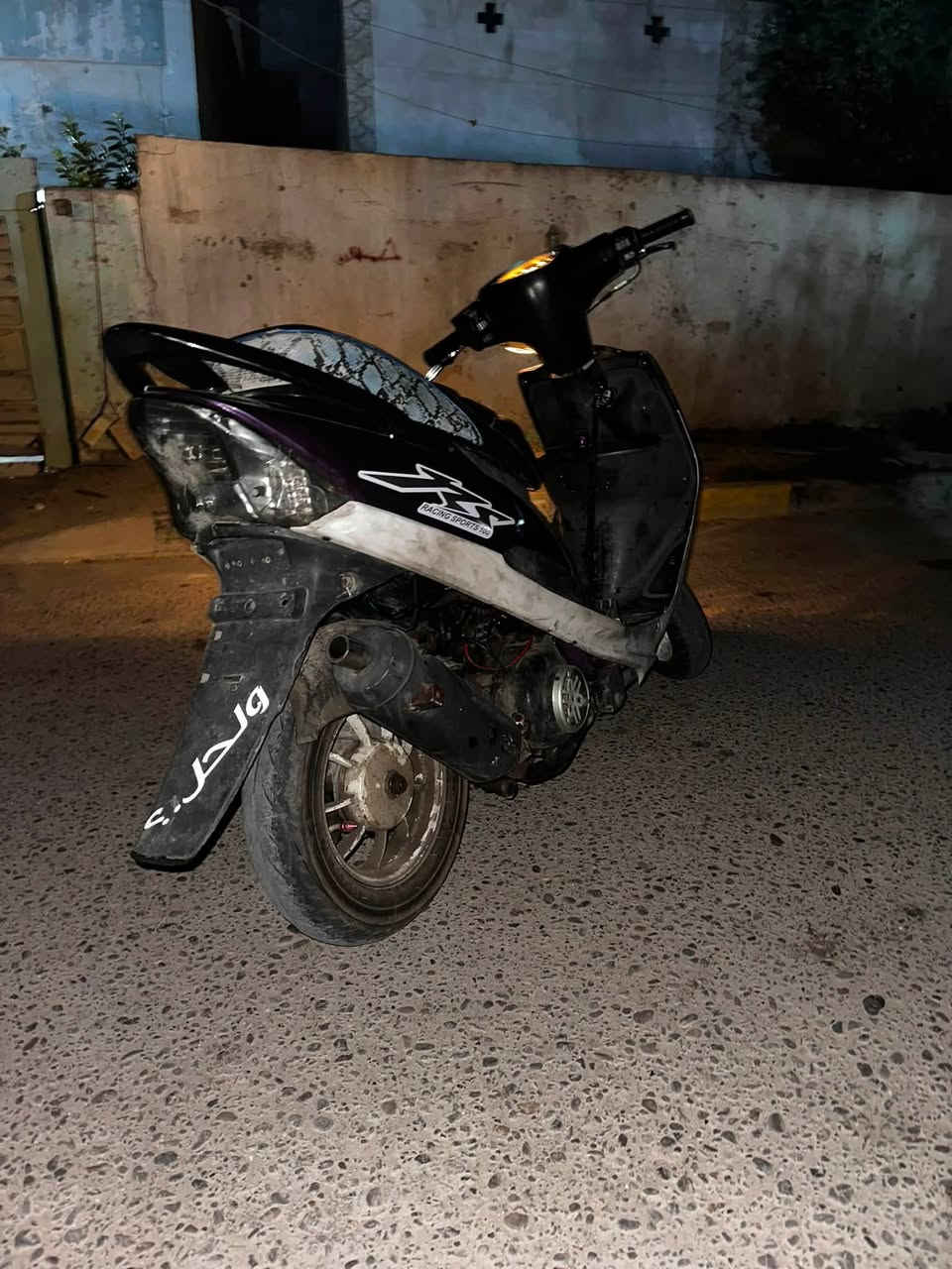 سلام عليكم
ماكس عدلة مزوعة تزويد شلعة و معدل قوية
كلتش امامي رياضي خلفي بلادي
ذيل و بگلايت بلادي
صالنصة FM رياضي
لايت امامي زينون قوي
مكينة بوشة 55 ( المكينة مفتوحة على كد تبديل بوشة )
ويالة و دبل خلفي رياضي و الامامي بلادي 
كلشي شغال بيها مثل المقطع و العداد شغال تانكي بانزين جديد و نظيف و الباقي جديد و نظيف 
مكاني بغداد حي العامل 
السعر 600 و بيها مجال شراي خاص واتساب
رقمي ***********
