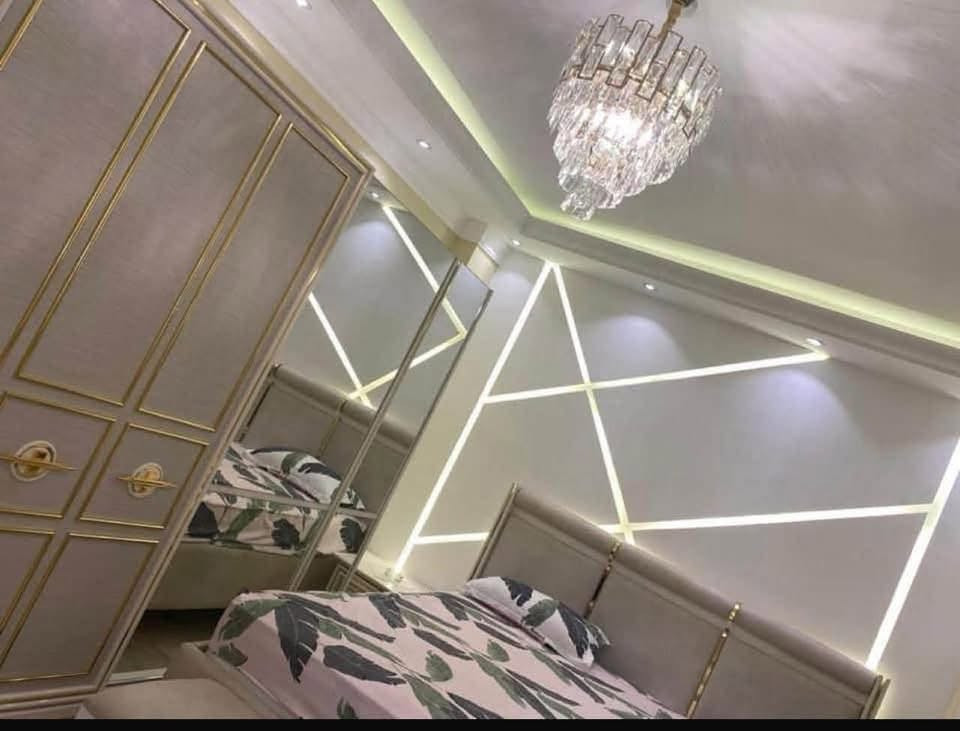 للبيع شقه مساحه ١٦٣ ثلاث غرف مؤثثه بالكامل عماره 21 طابق السابع اطلاله خارج المجمع على الخط السريع بسعر 220 الف دولار  غير قابل للتفاوض من صاحب العقار مباشر الاتصال وتسب ***********
