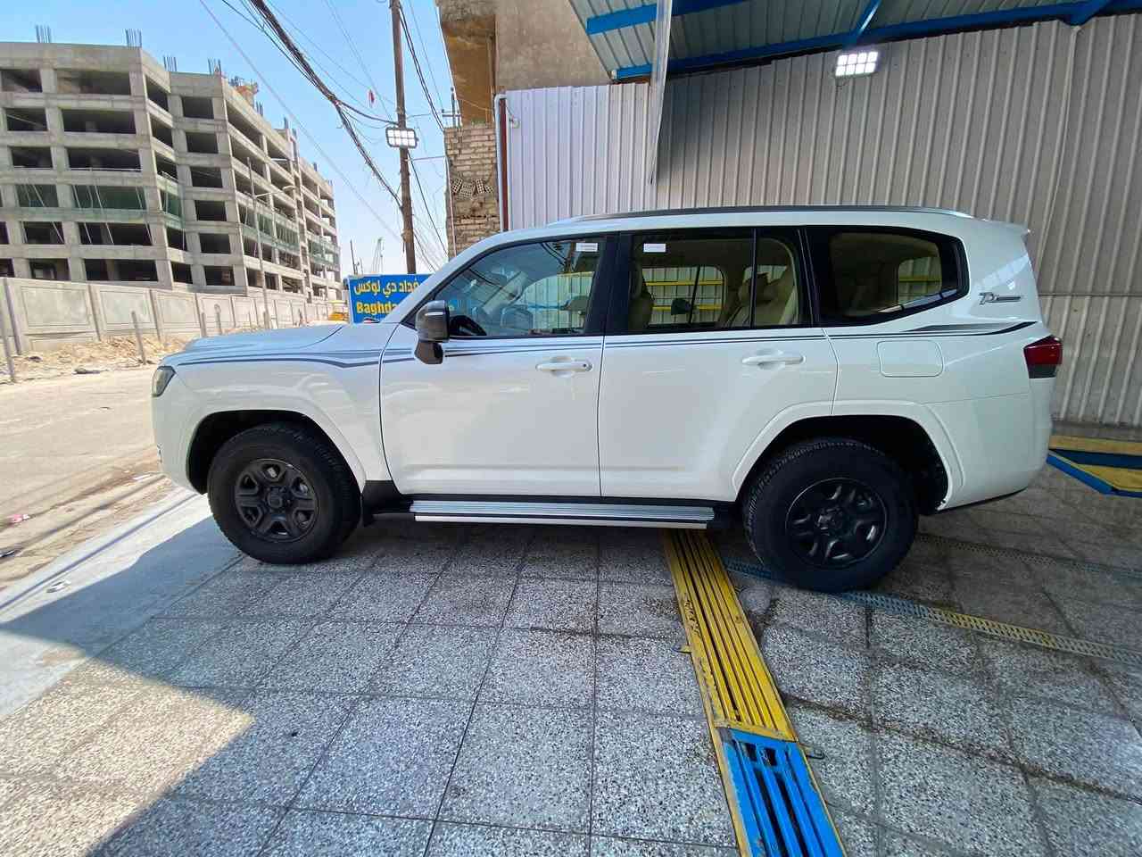 السلام عليكم
لاندكروز GX  ابيض موديل 2022 
رقم بغداد  ٦ سلندر 
تنفس طبيعي مكفوله من الصبغ والبارد
شخط بسيط باب السائق واسفل الدعامية الأمامية طخة بسيطة جدآ بدون صبغ موضحهم بالصور  
كاميرا ٣٦٠ درجة
شباك GR والشباك الاصلي موجود
سيارة جديدة على وضع الشركة 
ماشية ٢٤ الف و٦٠٠ كيلو متر 
السعر ٥٤ ونص  بيها مجال بسيط 
مكان السيارة بغداد المنصور
***********
