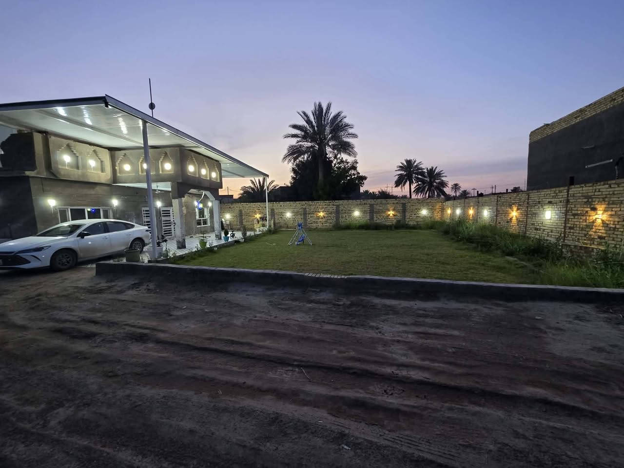*🏡 قطعة أرض للبيع  ب - سياحي | 1200م² | قرية المزیدیة*
مع دار بيها. جاهز للسكن 

*العنوان:*  
قرية المزیدیة - قرب مرقد الإمام أحمد الحارث "عليه السلام"  
موقع مميز، هواء نظيف، وهدوء + قريب على المرقد للزوار

*المواصفات:*
- المساحة: *1200 متر مربع* 
- نوع السند: *طابو زراعي سند 25/سياحي* -تحويل مباشر 
- كهرباء وماء واصل للقطعة  

*مميزات الموقع:*
✅ قرب مرقد الإمام أحمد الحارث - مناسب جدا 
✅ منطقة هادئة جداااا  
 - للجادين فقط  

*للتواصل والاستفسار:*  
📞 اتصل/واتساب: [***********]  
أو راسل خاص
