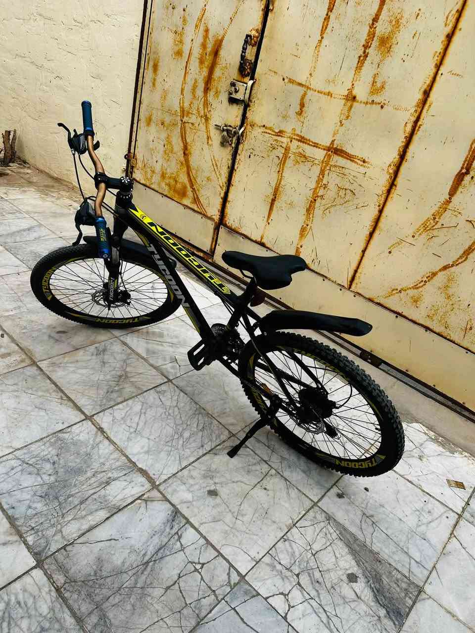 سلام عليكم
بايسكل جبلي مستخدم قليل كلشي شغال بي دبلاته بعدهن بدهن شركه تبديلات وبريكات شغالات سعره١١٥وبي مجال حجمه٢٦ 

***********مكاني هوير
