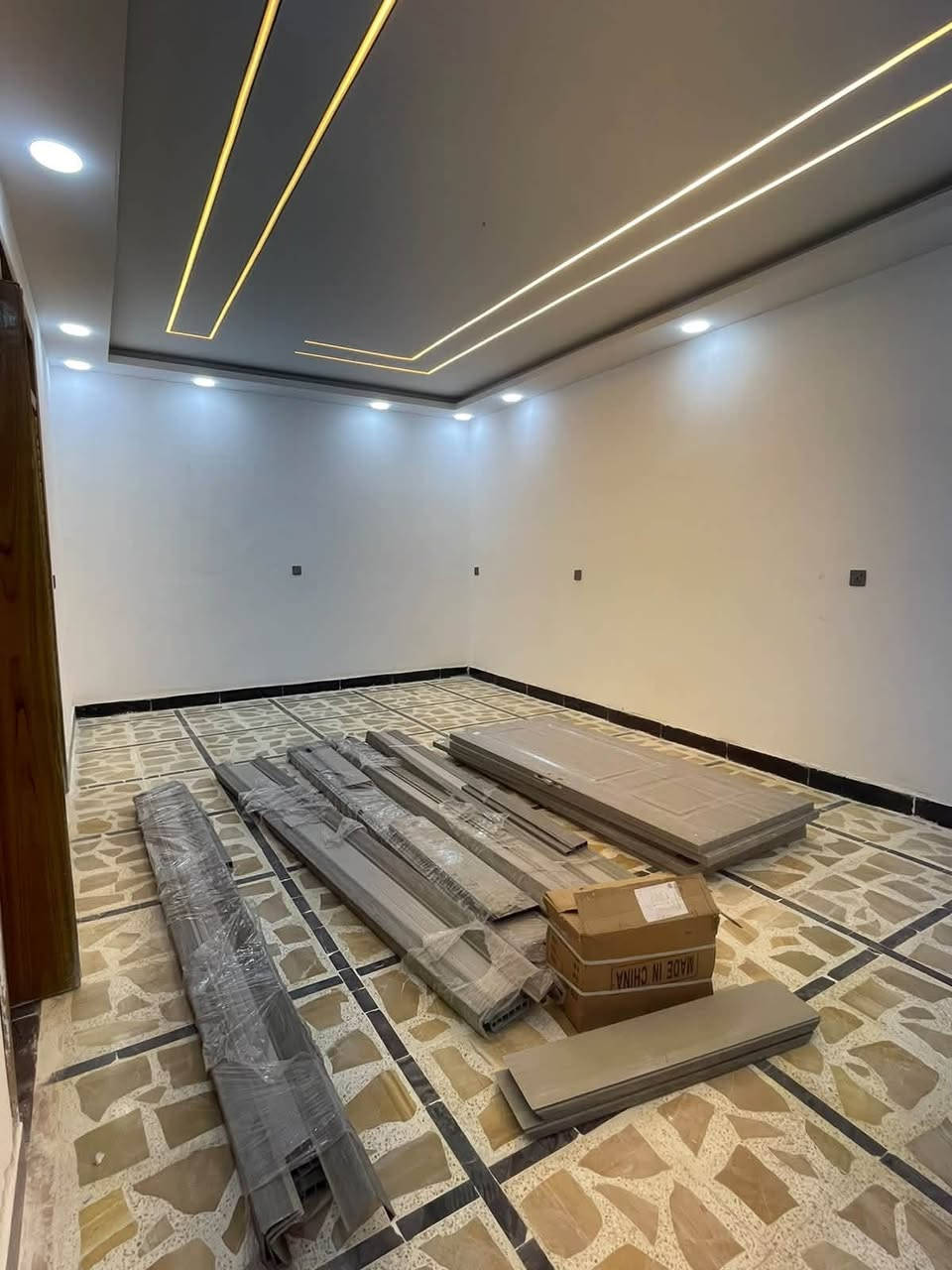 دار اللبيع حي الخضراء 
مساحه 247 م 
شارع20 
بناء 2013محدث 26
بناء كله طابوك 
5 غرف نوم 
صاله ستقبال 
مطبخ 
شي كلش حلو 
ومكان موميز
وربي يرزق كلمن ماعنده بيت وبارك برزقكم 
تفاصيل داخل لصور 
***********
