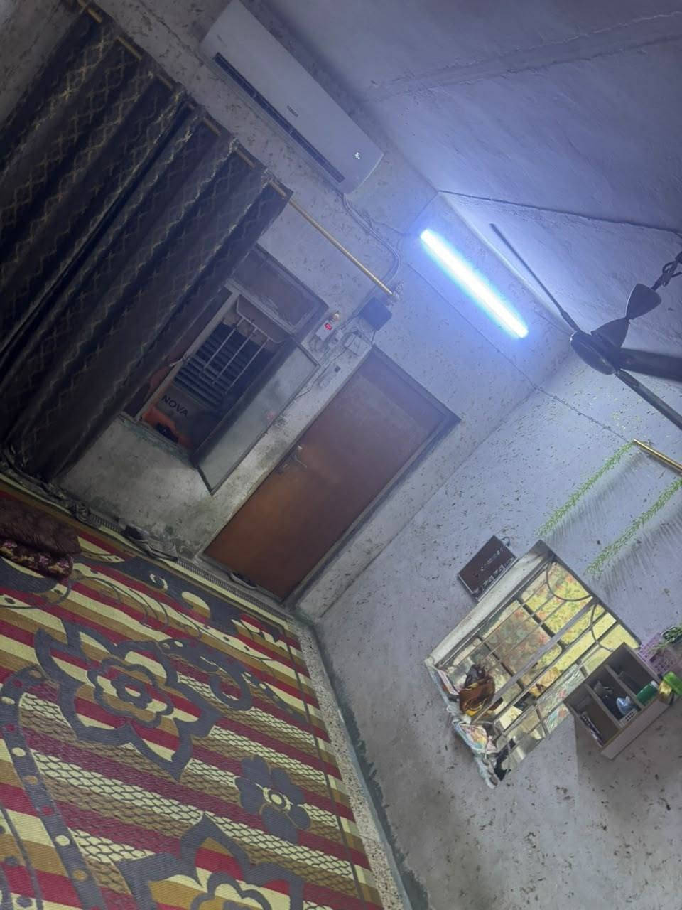 سلام عليكم بيت البيع العنوان مدينه الصدر قطاع 29 قرب شارع الحكمه بيت كامل 144م فيه 2غرف وهول واستقبال الاستفسار الاتصال على رقم هاتف ***********

