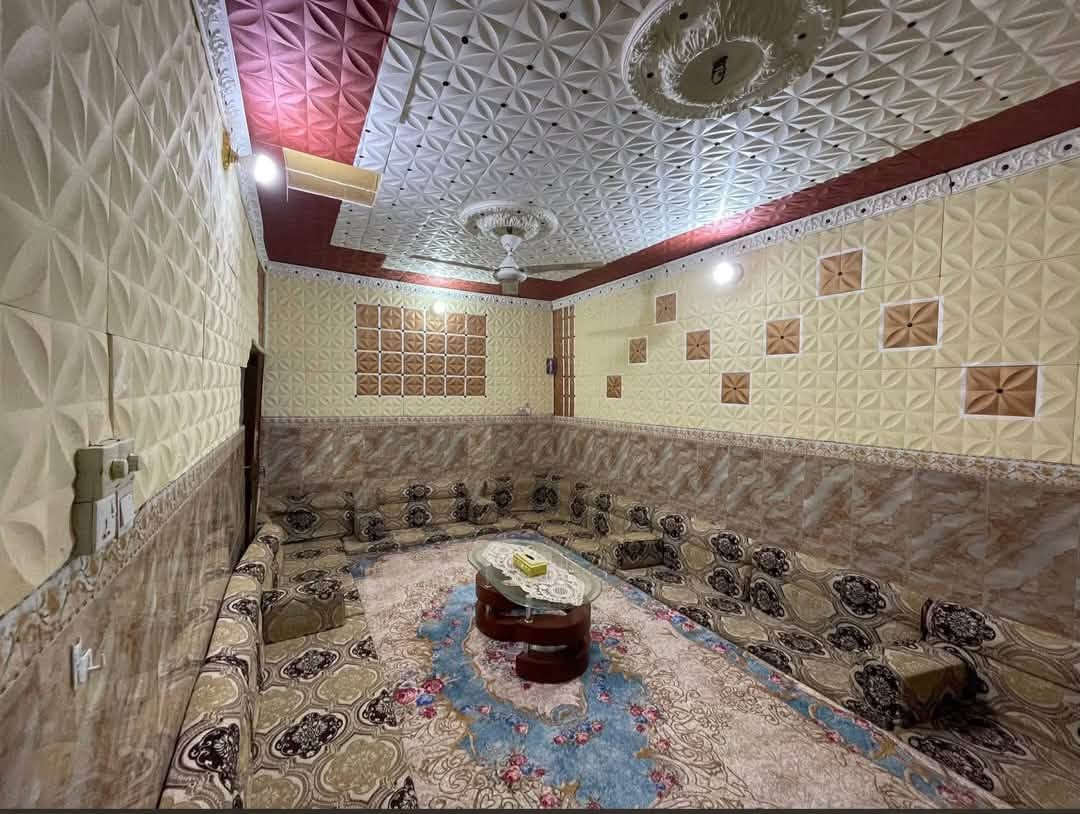 سلام عليكم البيت قريب على شارع القادسيه مساحته 200 واقع حال بالطابو 170بيه 5غرف 3 فوك 2جوه  كاونكريت بناء قديم وحمامات دخليه بالغرف وقابل المفوضه الاستفسار تصل عله هذ رقم 
***********

