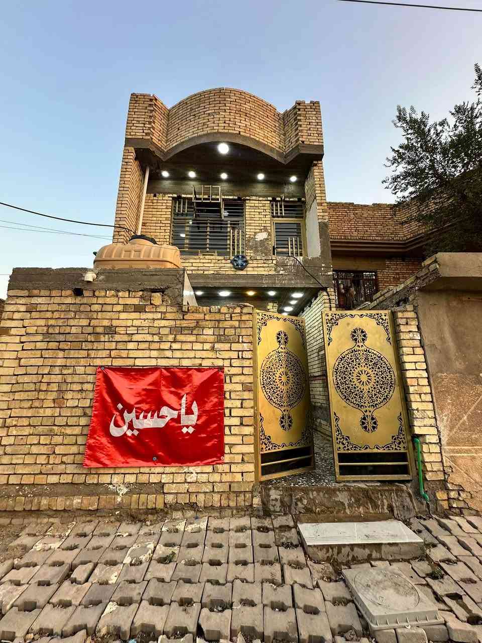 سلام عليكم بيت للبيع في خدمات مسقط مقابيل مدرسة المهندس(الجديدة) 
مساحة:100 م
طابقين بناء حديث 2026
يحتوي على استقبال وثلاث غرف نوم وصحيات خارجية وداخلية وفي طابق الثاني ومطبخ
كما موضح في الصور والتصوير
الاستفسار:*********** اتصال او واتساب 
سعره :80 وبي مجال بسيط
