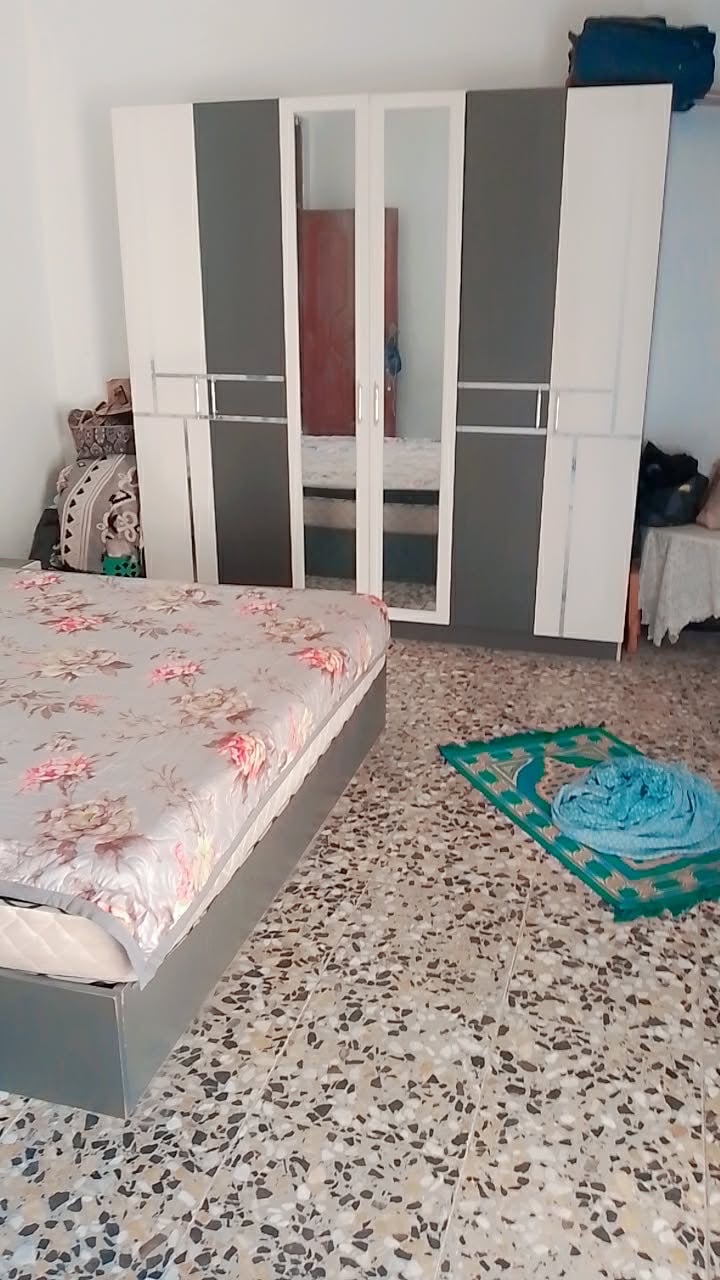 غرفه تركي 5 قطع نضيفه اخت الجديده استخدام قليل بدون اي ضرر تكمه داخلها نضيف 
450 وبيها مجال
بغداد الحبيبيه