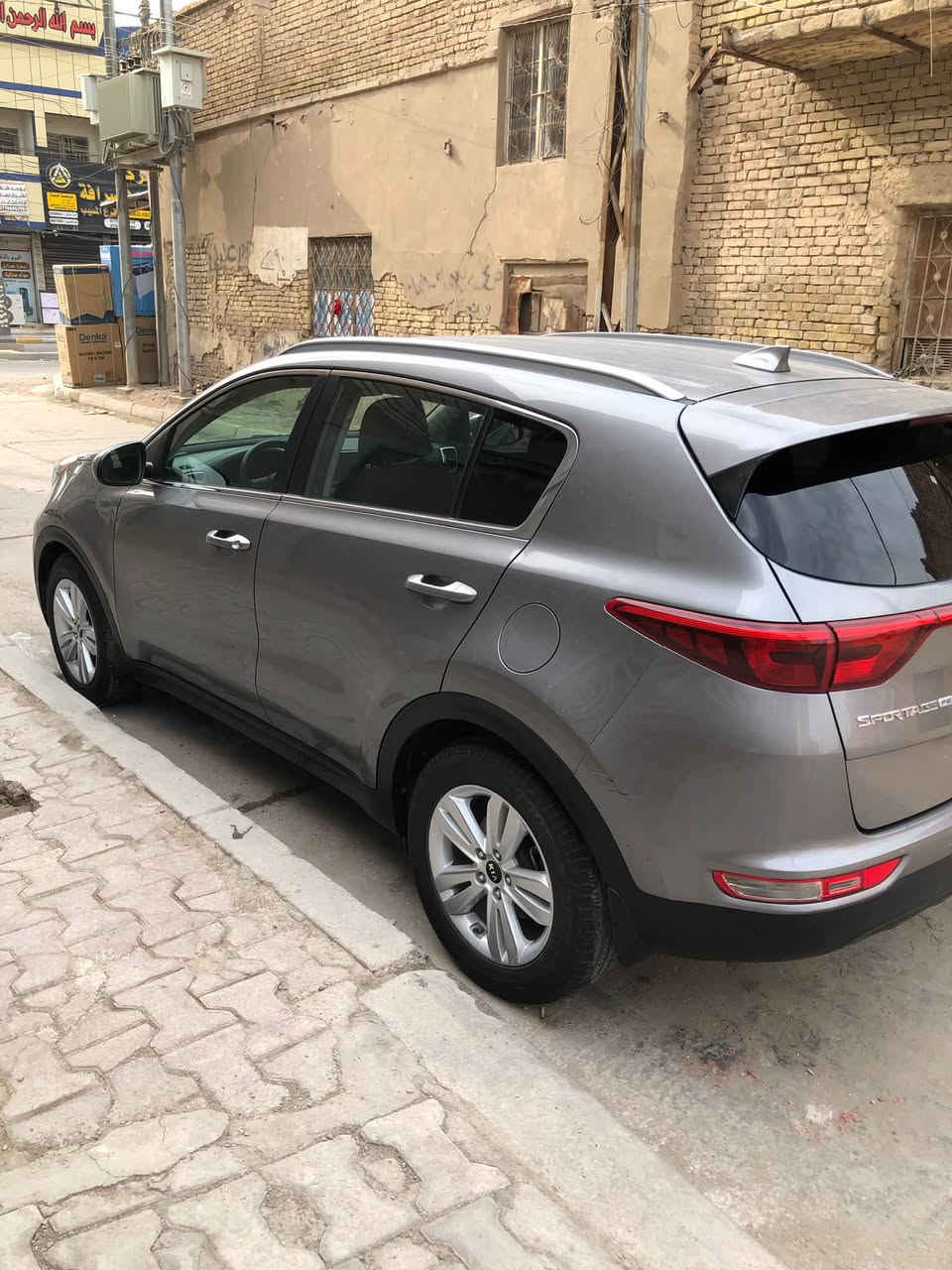 السلام عليكم سبورتج ٢٠١٨ رقم بغداد تحويل مباشر مكينة 2400 كير مكينة حدادية خير من الله تبريد ثلج موصفات تحكم ستيرن شاشة كبيرة كامرة دوارة وضعيات قيادة حادثها جاملغ ايمن امامي وبنيد وبلعراق بيها جاملغ خلفي ايمن سيارة نضافتها نفس الصور سعرها ١٥٠ وبيها مجال بسيط للشراي واذا اكو مراوس بسيارة ناصية اراوس للاستفسار ***********
