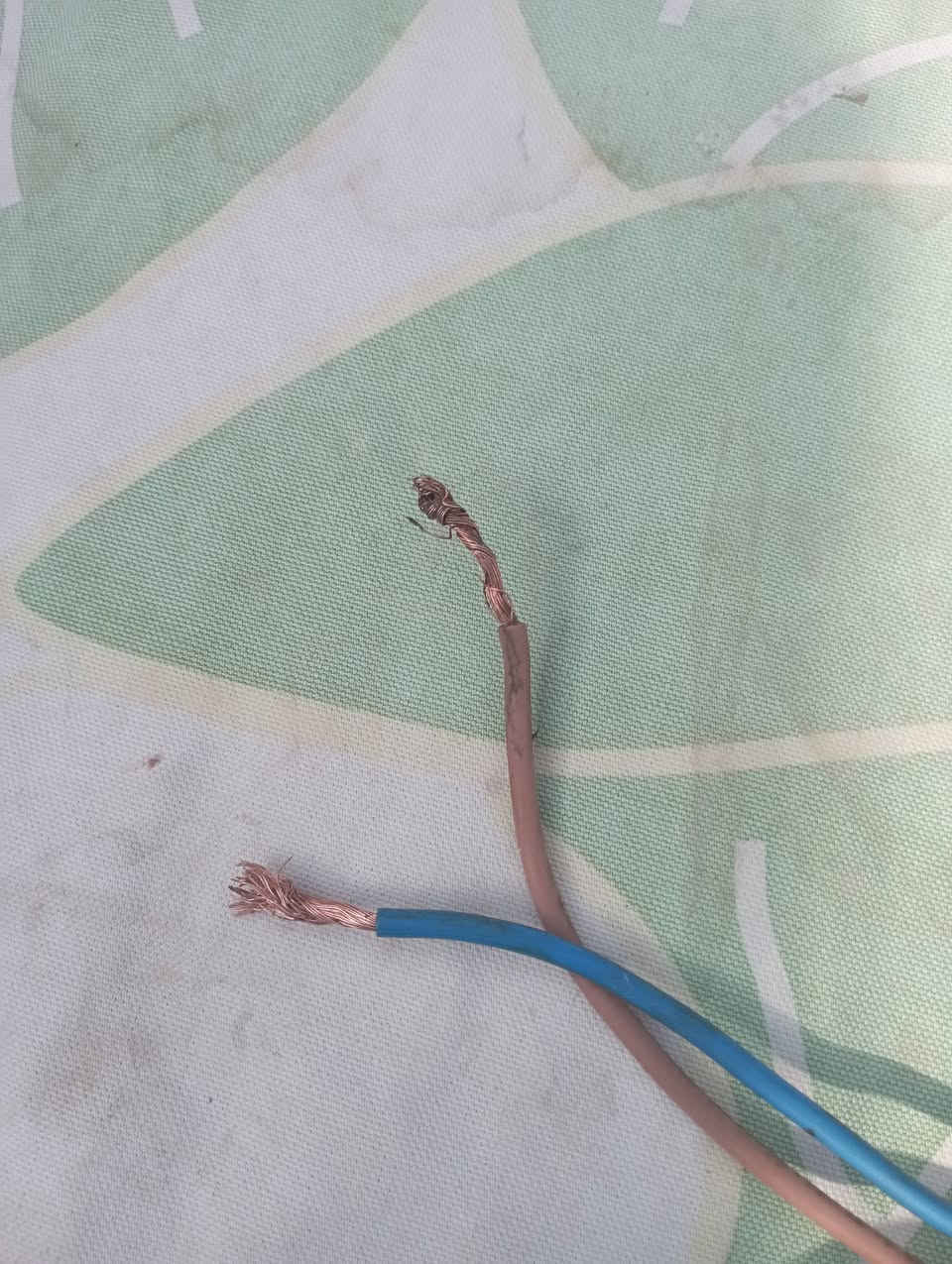 كيبل سبلت نضيف طول 21متر السعر 35وبيه مجال الشري يراسل او يتصل ***********
