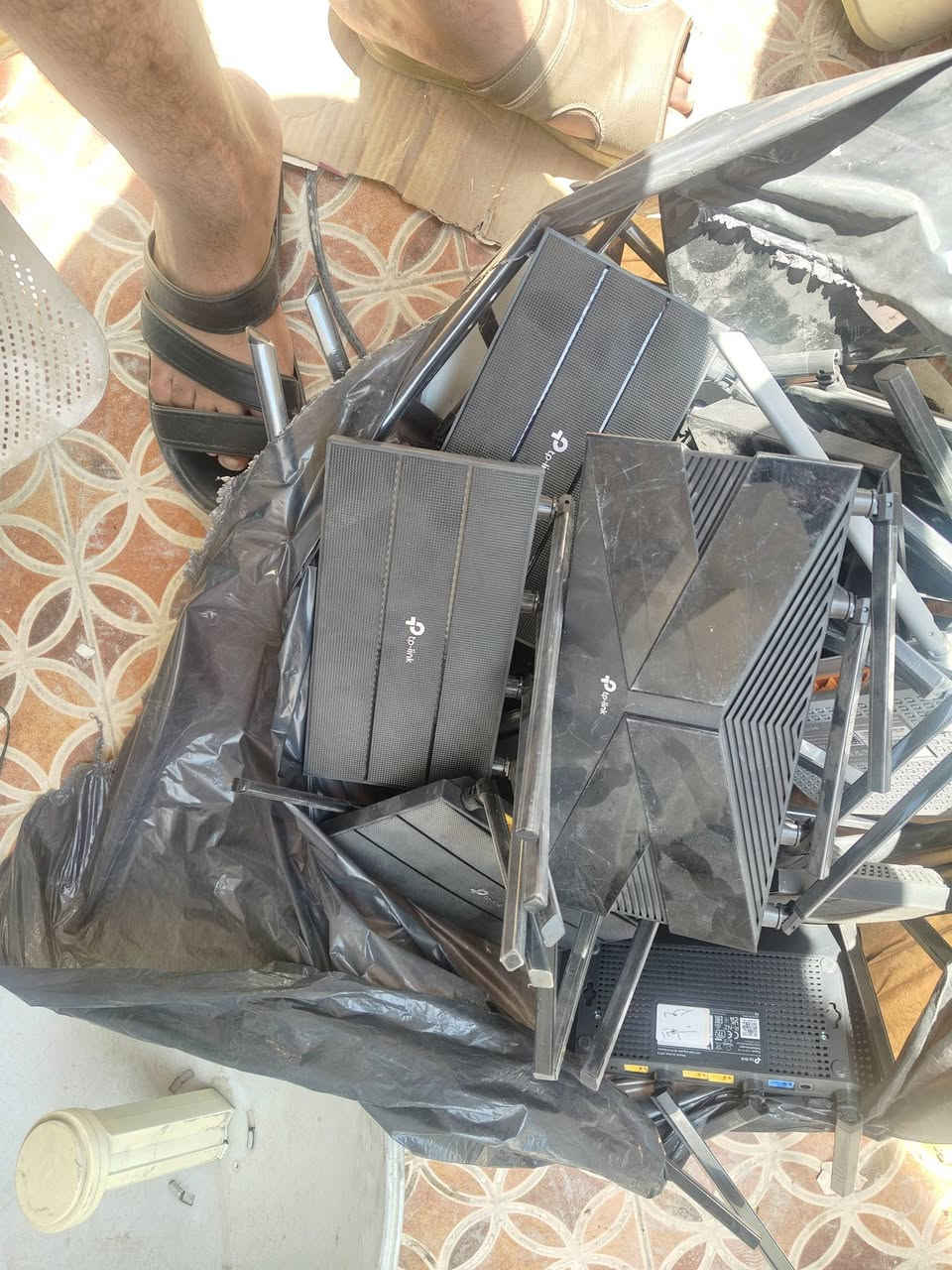 السلام عليكم مجموعة راوترات للبيع كلهن عاطلات جزء لان جزء بور شلع ابيع اغلبهن c80 عدد 35 / 45 توصيل موجود كل العراق ***********
