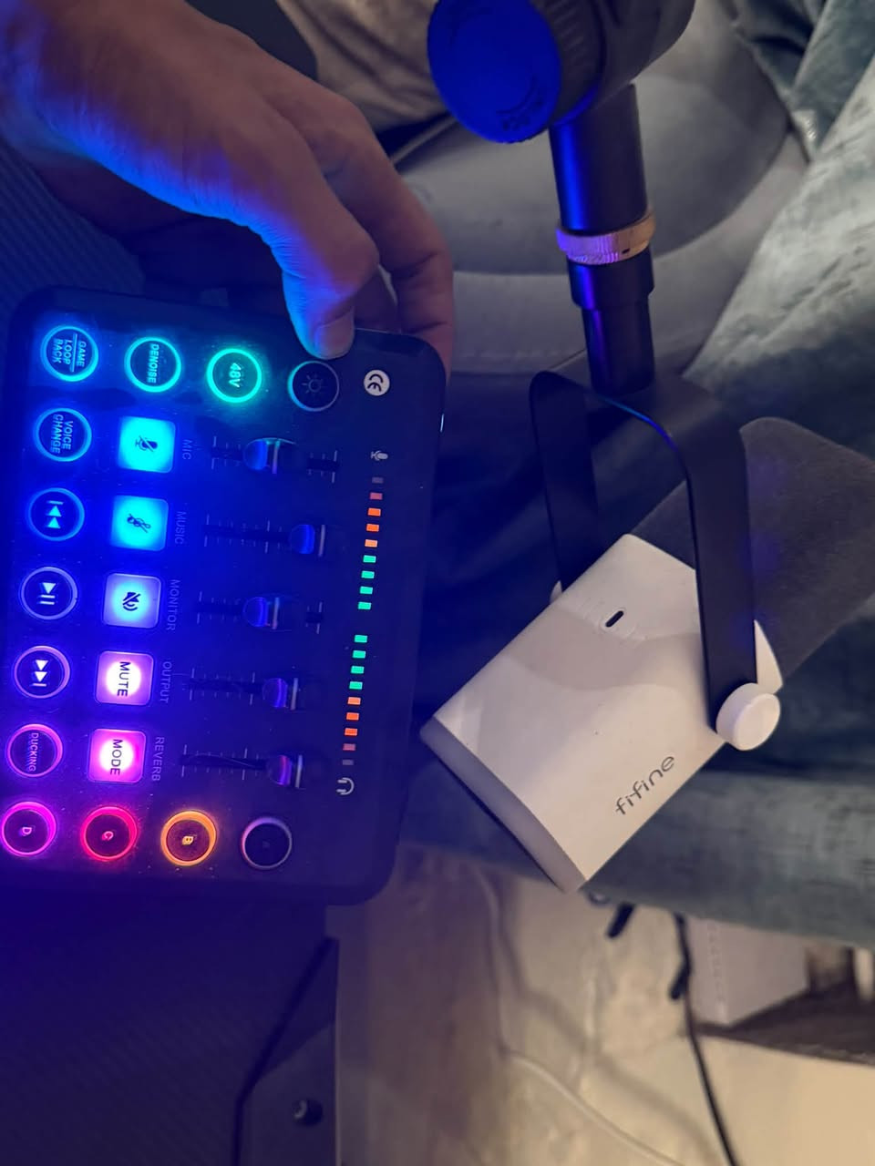 شاشه حجم 19 60hz vga وياها تحويله hd 
40الف 
ميز جبير rgb سعر 90 الف 
كرسي سعر 30 الف بس ميرجع ليوره واكف باقي شغال
مايك ومكسر 60 الف 
يوبي اس 1kv فاربر يمشيك 15 دقيقه سعر 180 
جوستك ام الرجب احترافي ب 30 
جوستك العاديه 10 
سماعه كيم هيدسيت رجب ومايك منفصل 40 
ستاند احترافي 30 
كيبورد ماوس 70
بغداد حي الجهاد ***********
