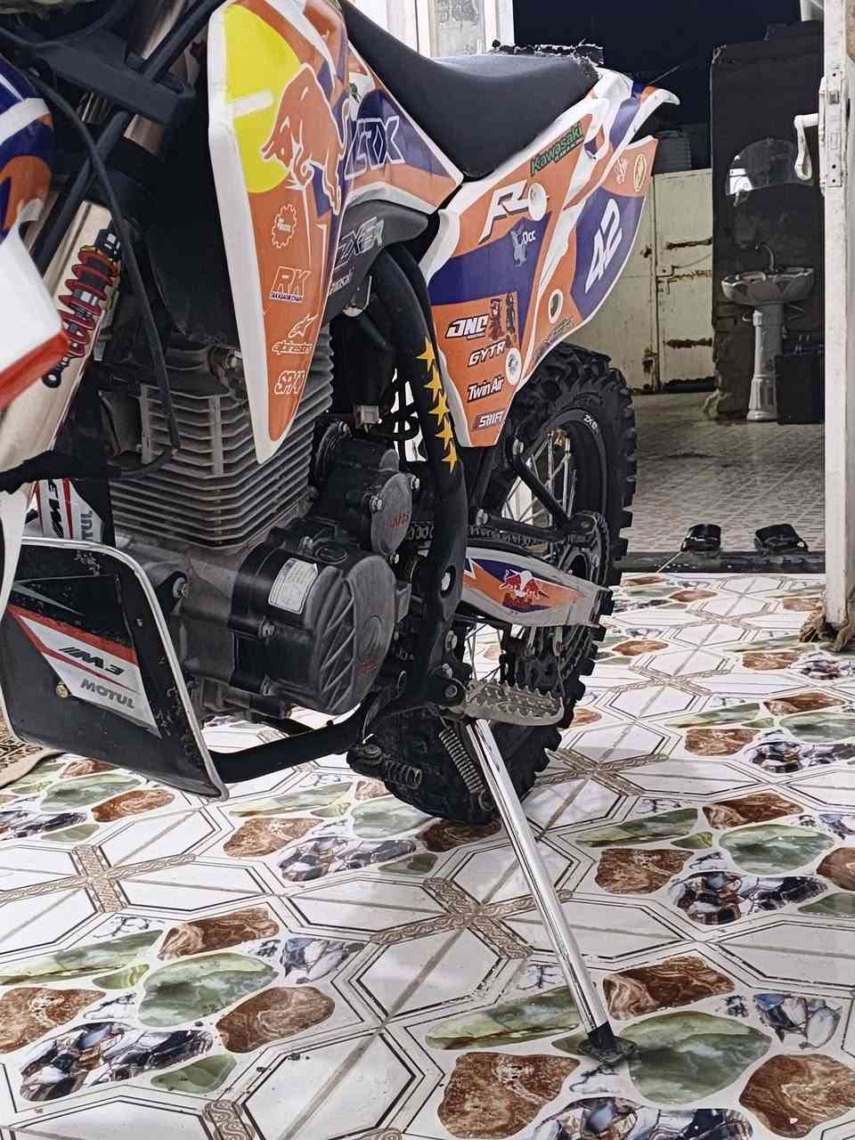 هلاوو شباب قفاز للبيع مكينه 300cc فئه الرالي موعادي مكينه 4 ولفات حجم 42 
دبلات تصعد وتنزل هوه ترس 
كفاله عامه مكينه مامفتوحه 
كهربائيات كله شغاله سلف هندر 
برغي ماعوزه
 مكاني كوت شراي اتصل 
***********
