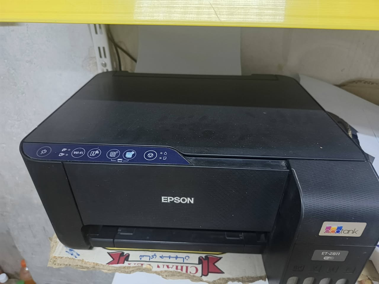 طابعة بالة للبيع 
سعر 250 بيها مجال
تواصل ***********

نص مكتوب في الصور:
- نطيني معلومات ع هاي الطابعه
- هذه الطابعة من شركة إبسون (Epson) وتحديداً من سلسلة EcoTank L-Series (مثل موديلات L3150 أو L3250 الشائعة جداً).
- أبرز المواصفات والمعلومات عن هذه الطابعة:
- 0
- نوع الطابعة طابعة حبرية متكاملة (3 في 1) تدعم الطباعة، المسح الضوئي (Scanner)، والنسخ
- .(Copy)
- نظام الحبر (EcoTank تحتوي على خزان حبر خارجي مدمج قابل للإعادة بالملء يدوياً (بدون خراطيش حبر تقليدية مكلفة)، مما يجعل تكلفة الطباعة اقتصادية جداً ومناسبة للاستخدام المنزلي
- والمكتبي.
- الاتصال تدعم الاتصال اللاسلكي Wi-Fi و Wi-Fi
- Direct (كما يظهر من زر Wi-Fi في لوحة
- التحكم)، مما يسمح بالطباعة المباشرة من الهواتف
- الذكية والأجهزة اللوحية عبر تطبيق Epson
- O