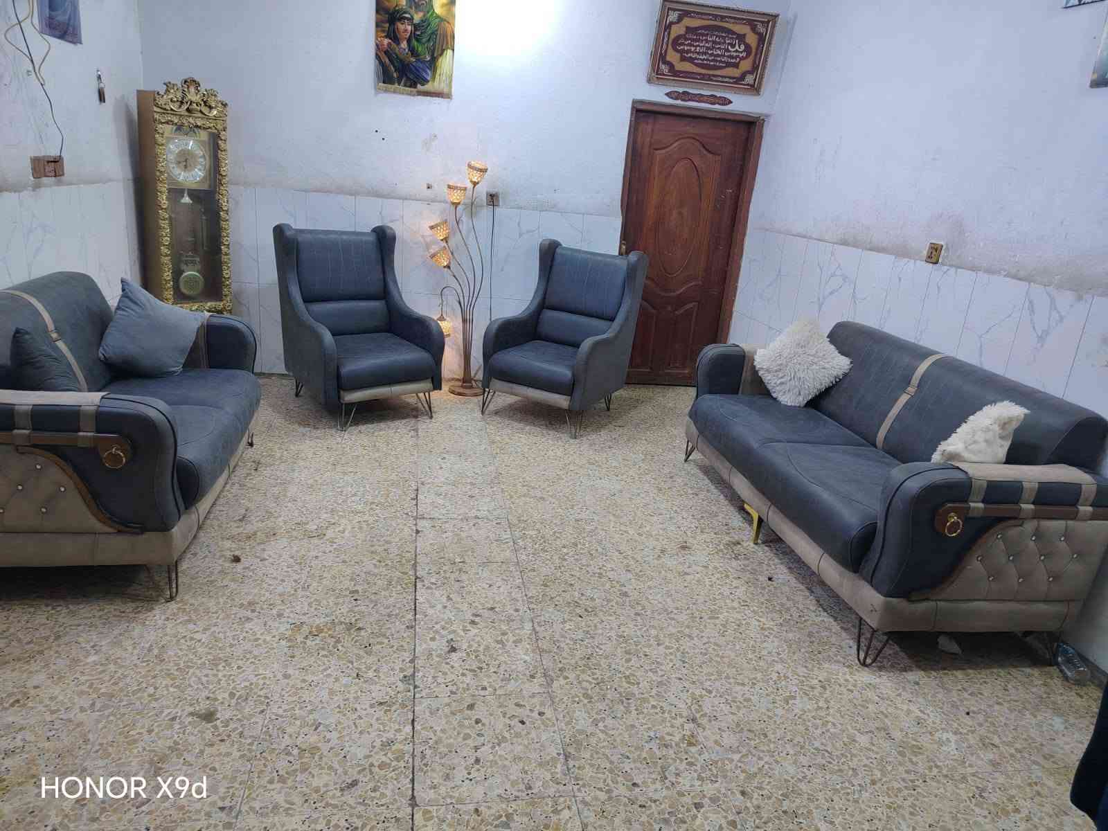 تخم 7 مقاعد نظيف
سعره وبي 220 مجال مكان البياع 
اكو توصيل ب واتساب 
***********

نص مكتوب في الصور:
- HONOR X9d