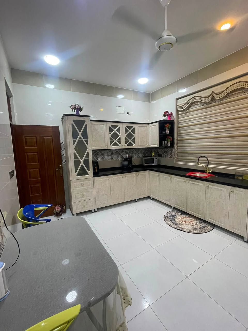 دار البيع
مساحه٢٠٠متر
طابق واحد 
العنوان/حي الخضراء/مقابيل بيع مباشر/بشارع الصيدلية 
اتصال ***********
