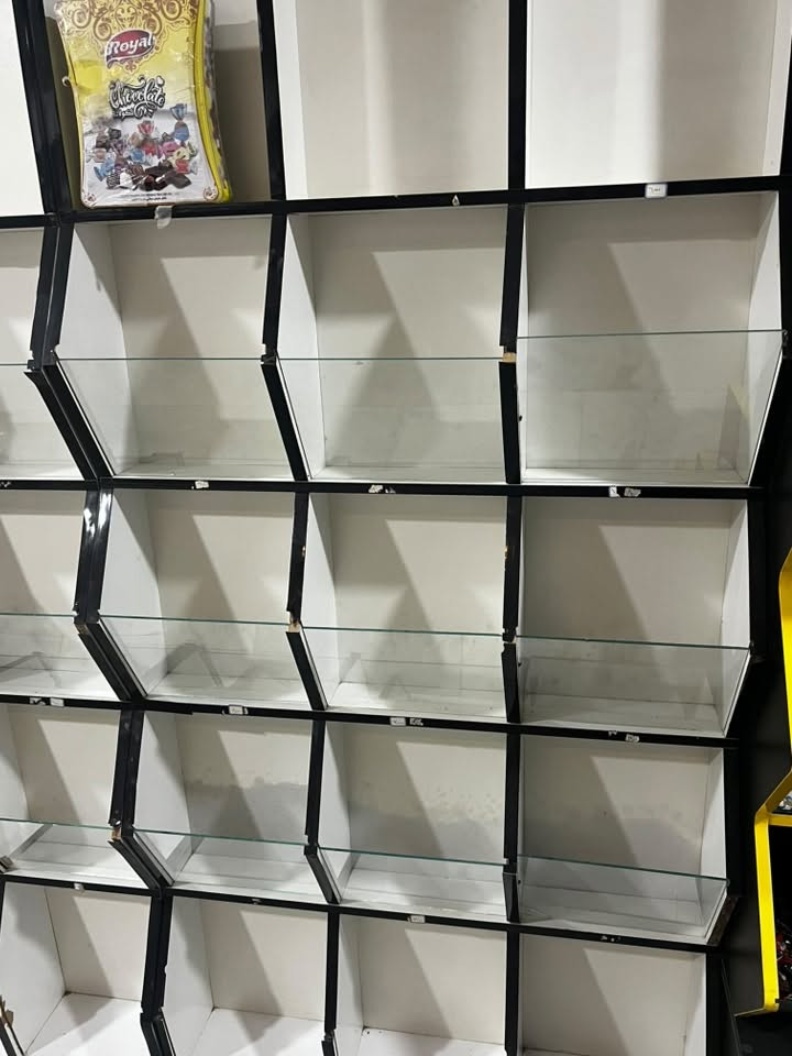 بيع رفوف فاترينات وعارضات كرزات وميز وسطي ميز كاشير للبيع رقم التواصل واتس اب *********** مكاني النجف الاشرف
